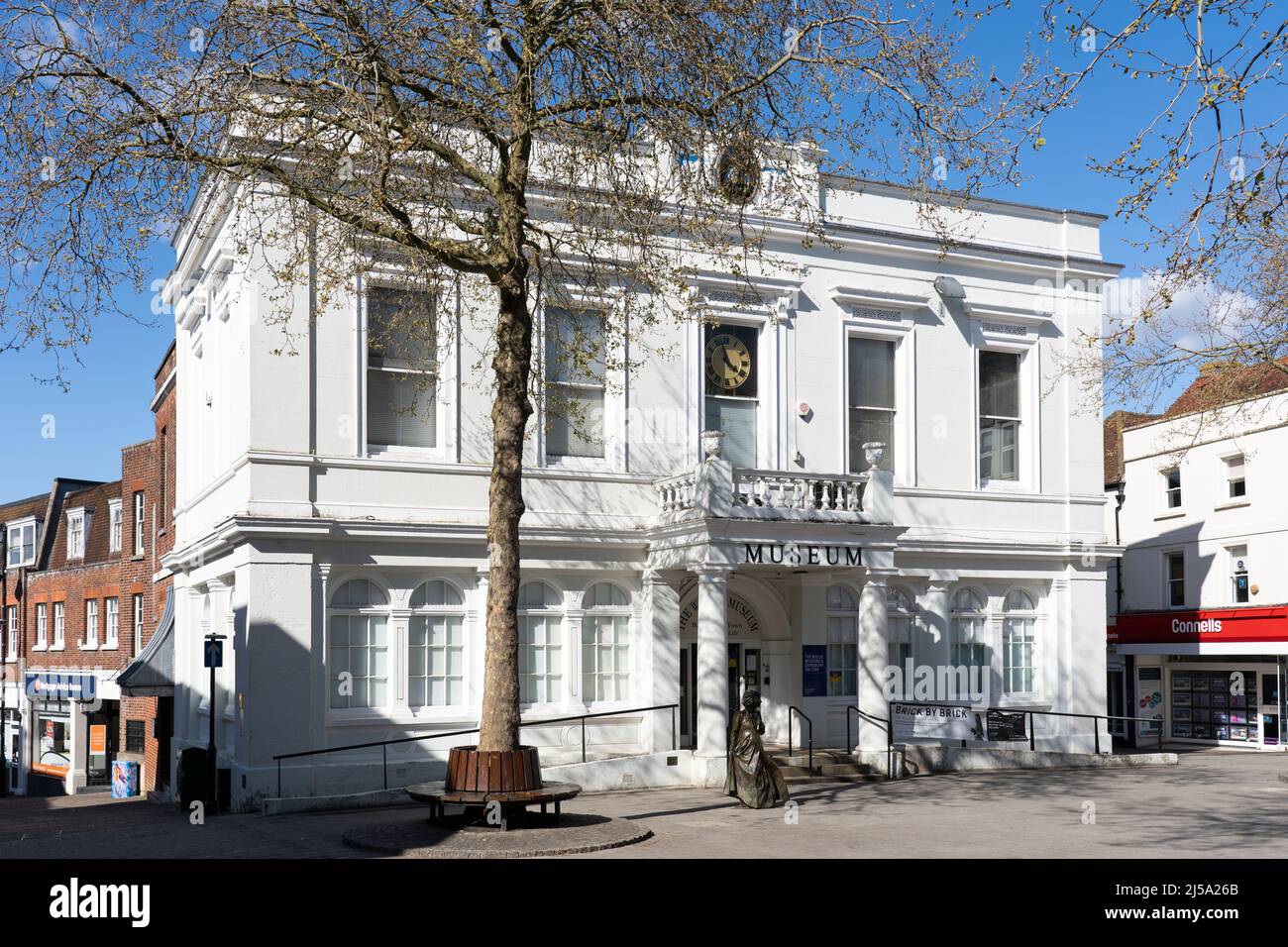 Musée Willis au printemps - un musée d'histoire locale complété dans le style néoclassique en 1835.The Market place, Basingstoke, Hampshire, Angleterre Banque D'Images Musée Willis au printemps - un musée d'histoire locale complété dans le style néoclassique en 1835.The Market place, Basingstoke, Hampshire, Angleterre Banque D'Images