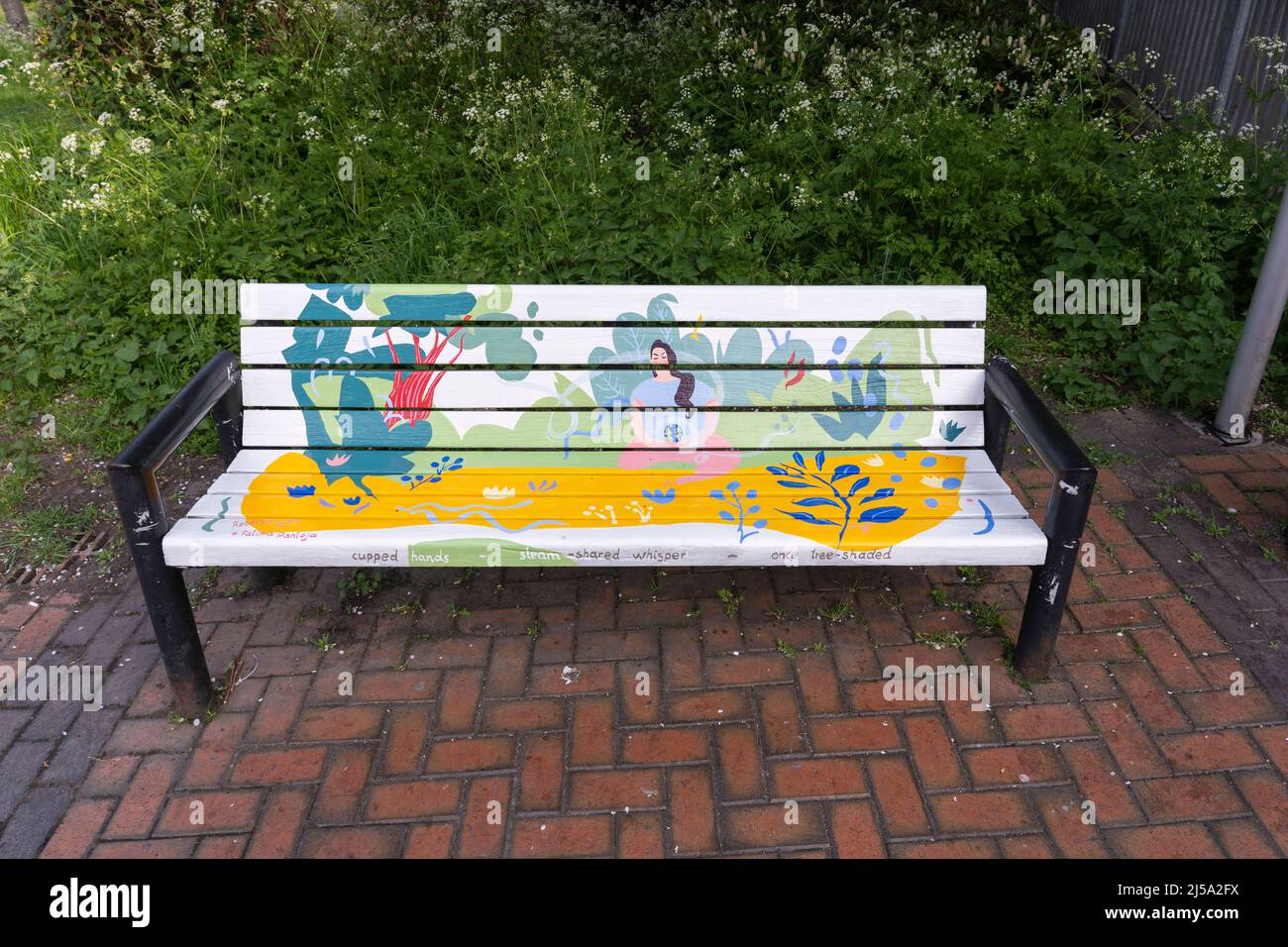 Peinture murale peinte à la main sur un banc sur la rue Church dans le centre-ville de Basingstoke avril 2022. Une partie de rues vivantes célébrant les artistes locaux. ROYAUME-UNI Banque D'Images