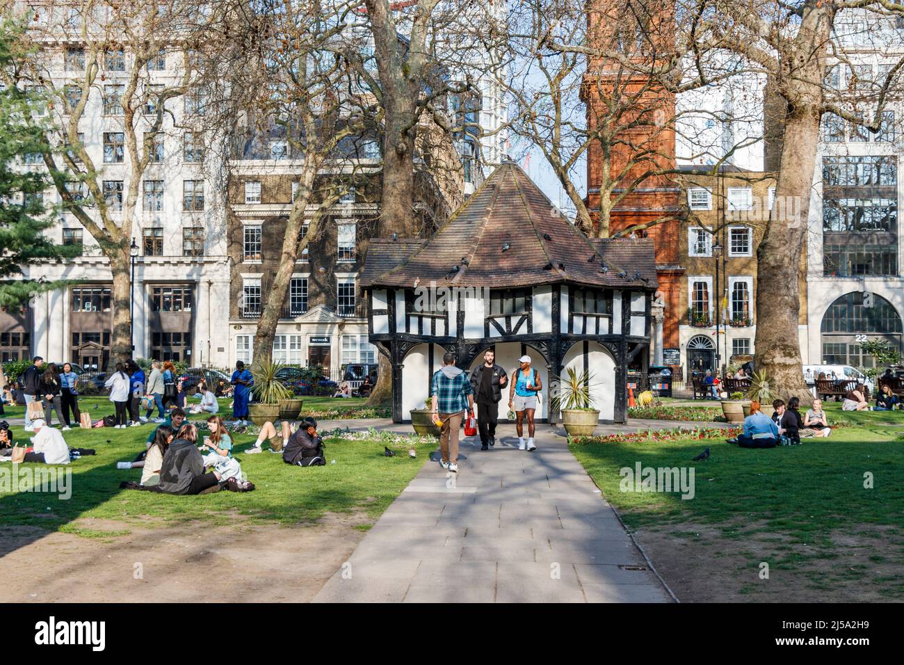 Les gens qui apprécient le temps chaud arrivant au Royaume-Uni, Soho Square, Londres, Royaume-Uni Banque D'Images