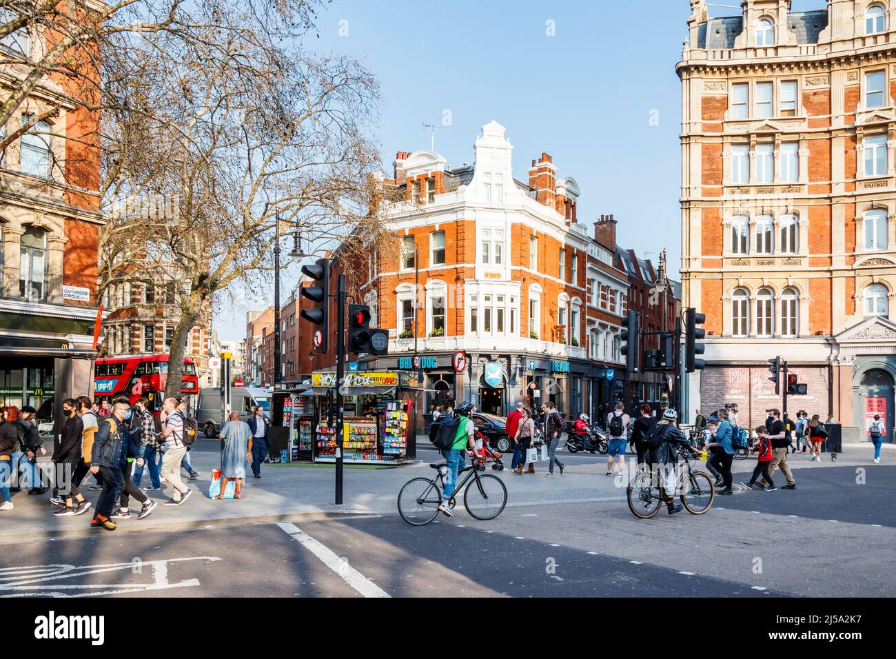 Cyclistes et piétons sur Charing Cross Road à Cambridge Circus, Londres, Royaume-Uni Banque D'Images