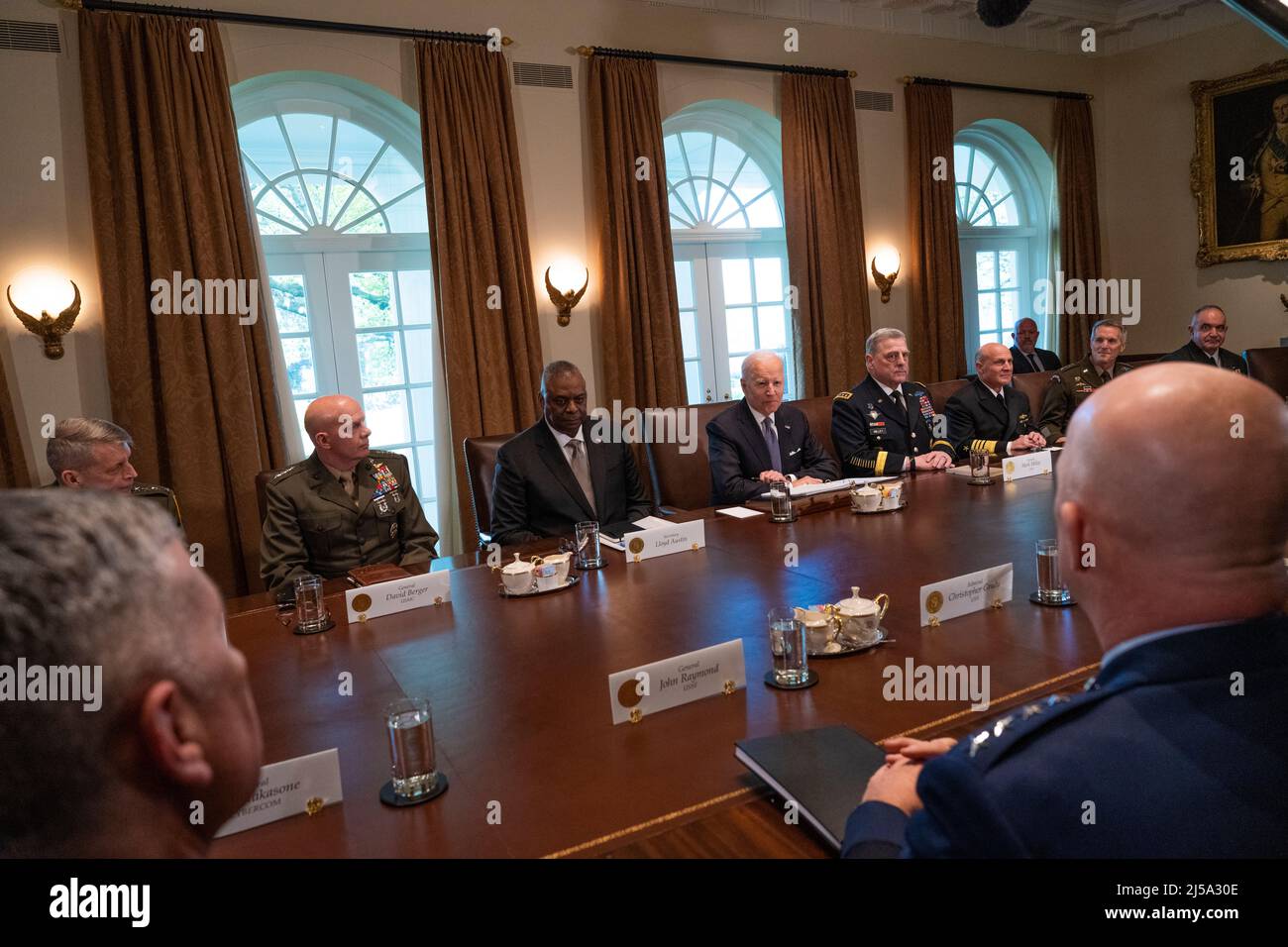 Washington, États-Unis d'Amérique. 20 avril 2022. Le président américain Joe Biden tient une réunion avec les dirigeants militaires et civils de la défense, y compris le secrétaire à la Défense Lloyd J. Austin III, à gauche, le président des chefs d'état-major interarmées du général Mark A. Milley, à droite, les chefs d'état-major interarmées, les commandants des combattants, Et la Garde côtière, à la salle du Cabinet de la Maison Blanche, le 20 avril 2022 à Washington, D.C., crédit: Lisa Ferdinando/DOD photo/Alamy Live News Banque D'Images