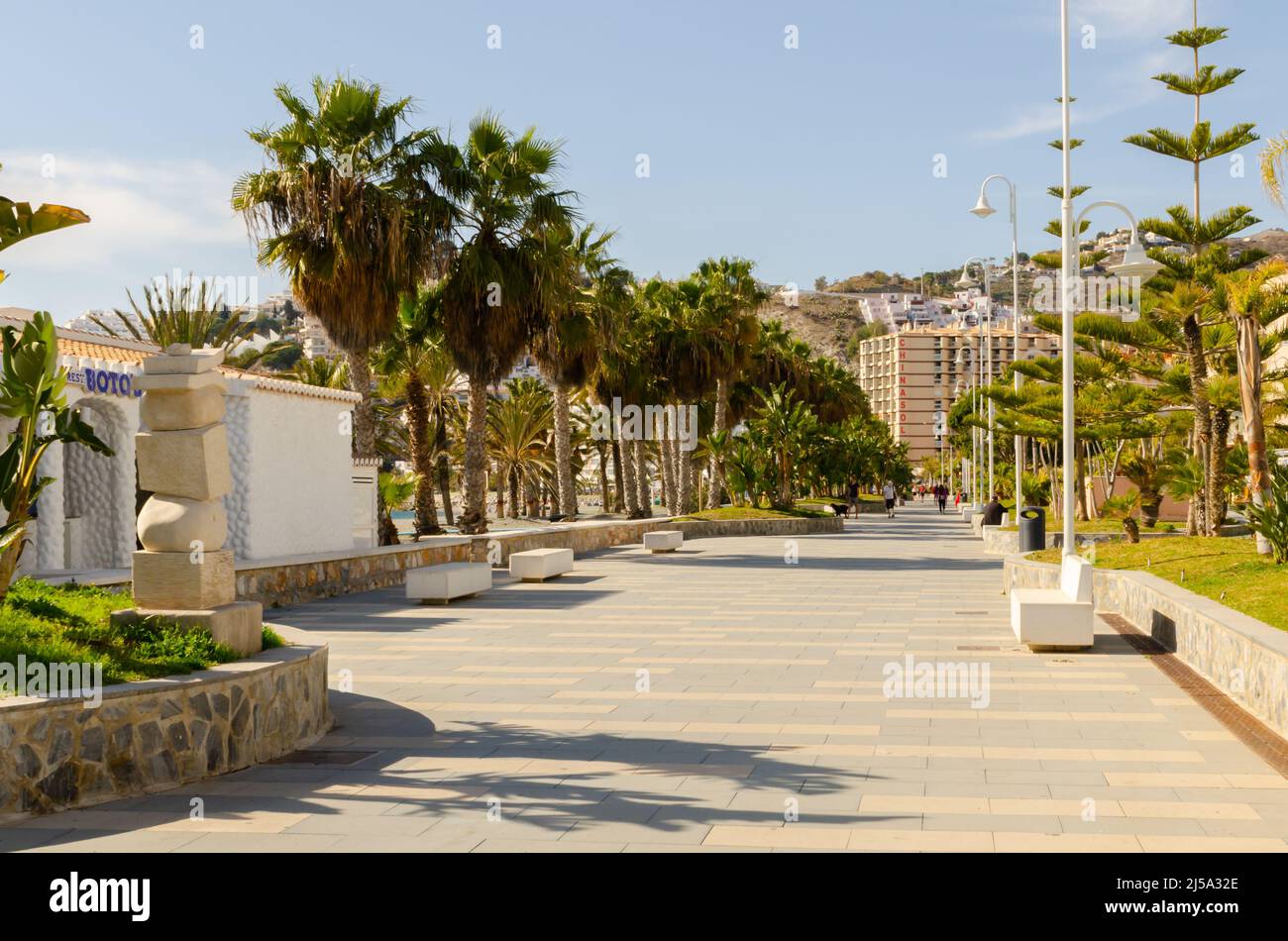 ALMUNECAR, ESPAGNE - 02 MARS 2022 littoral dans une ville espagnole située au sud-ouest de la Costa Granadina, dans la province de Grenade Banque D'Images