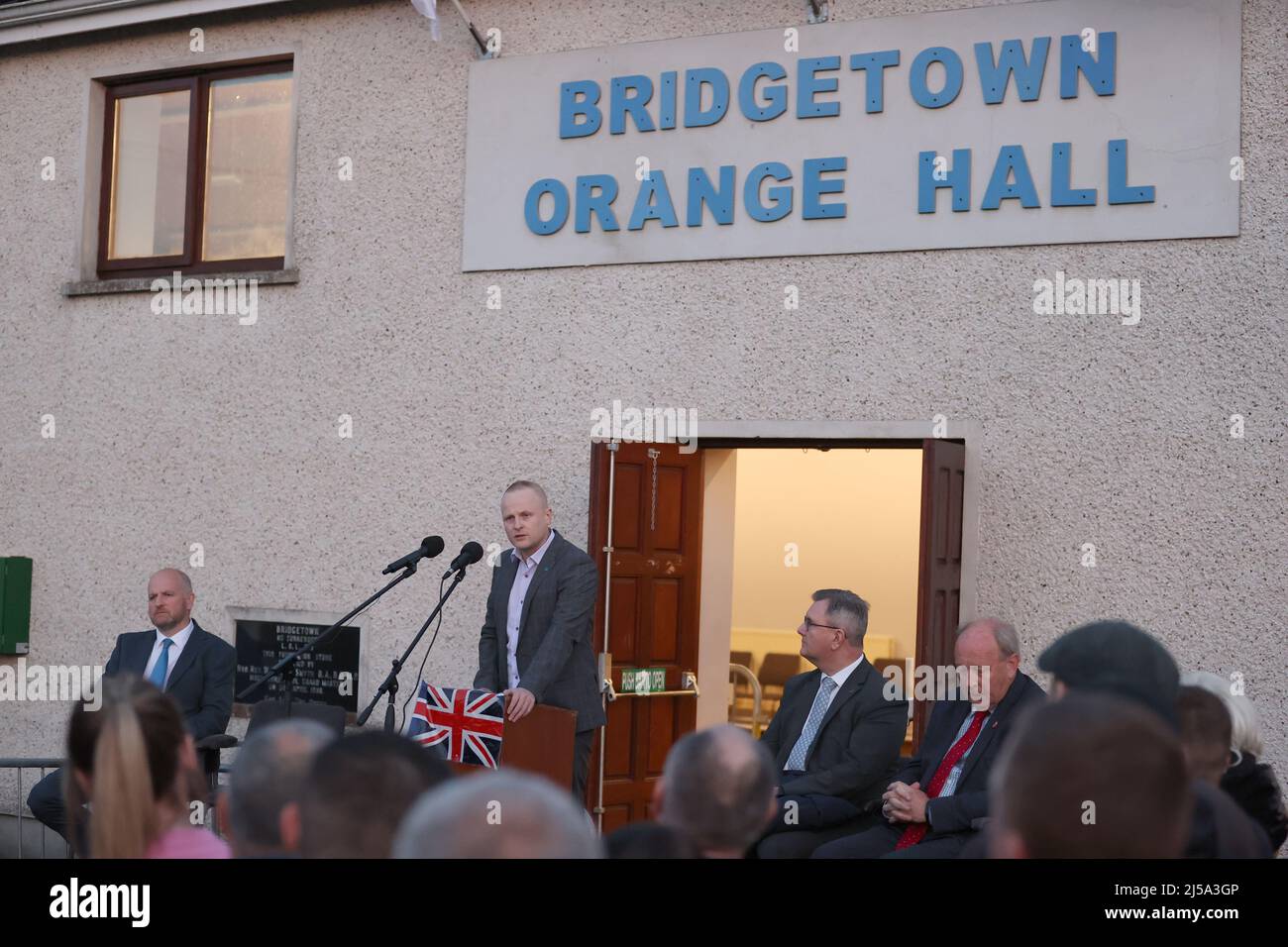 Jamie Bryson, blogueur loyaliste, a pris la parole lors d'un rassemblement en opposition au Protocole d'Irlande du Nord, organisé par West Tyrone United Unionists, à Castlederg, Co Tyrone. Date de la photo : jeudi 21 avril 2022. Banque D'Images
