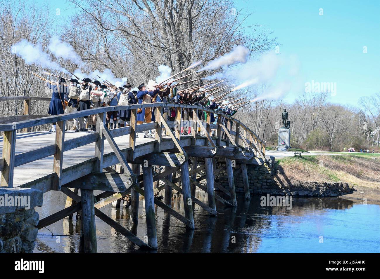 Lexington, États-Unis d'Amérique. 18 avril 2022. Des acteurs historiques costumés jouant le rôle des fusils de feu de Lexington lors d'une reconstitution du jour des Patriots le 18 avril 2022 à Lexington, Massachusetts. Le Patriots Day est un jour férié spécial du Massachusetts commémorant la bataille d'ouverture de la guerre d'indépendance américaine le 19 avril 1775. Crédit : Mark Herlihy/US Air Force/Alay Live News Banque D'Images