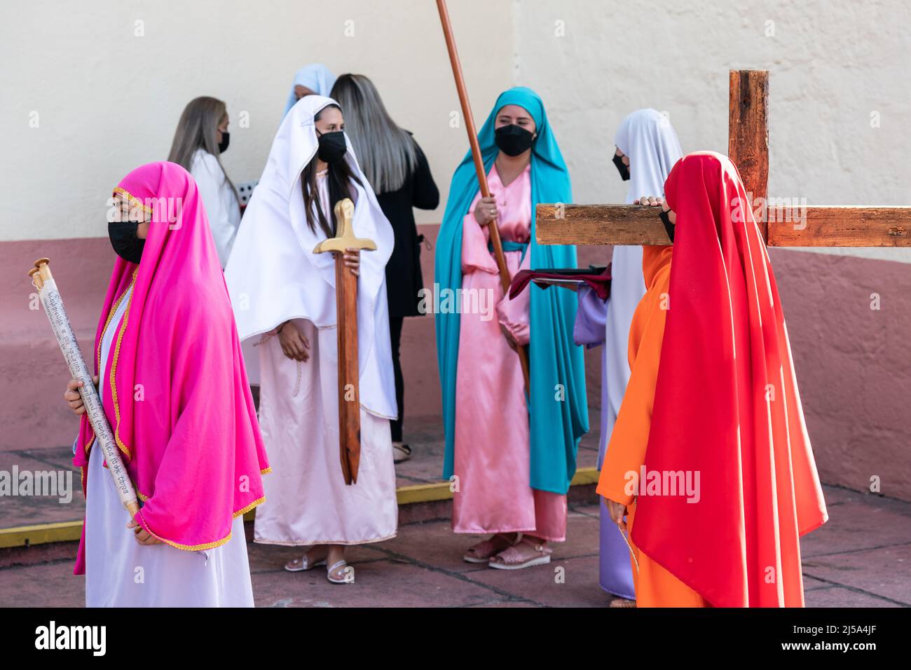 De jeunes femmes mexicaines portant des costumes préparent une procession pour marquer le samedi Saint de l'église Saint Francisco Assisi, 16 avril 2022 à Patzcuaro, Michoacan, Mexique. La petite ville indigène conserve les traditions de la domination coloniale espagnole, y compris la confraternité des pénitents pendant la semaine sainte. Banque D'Images