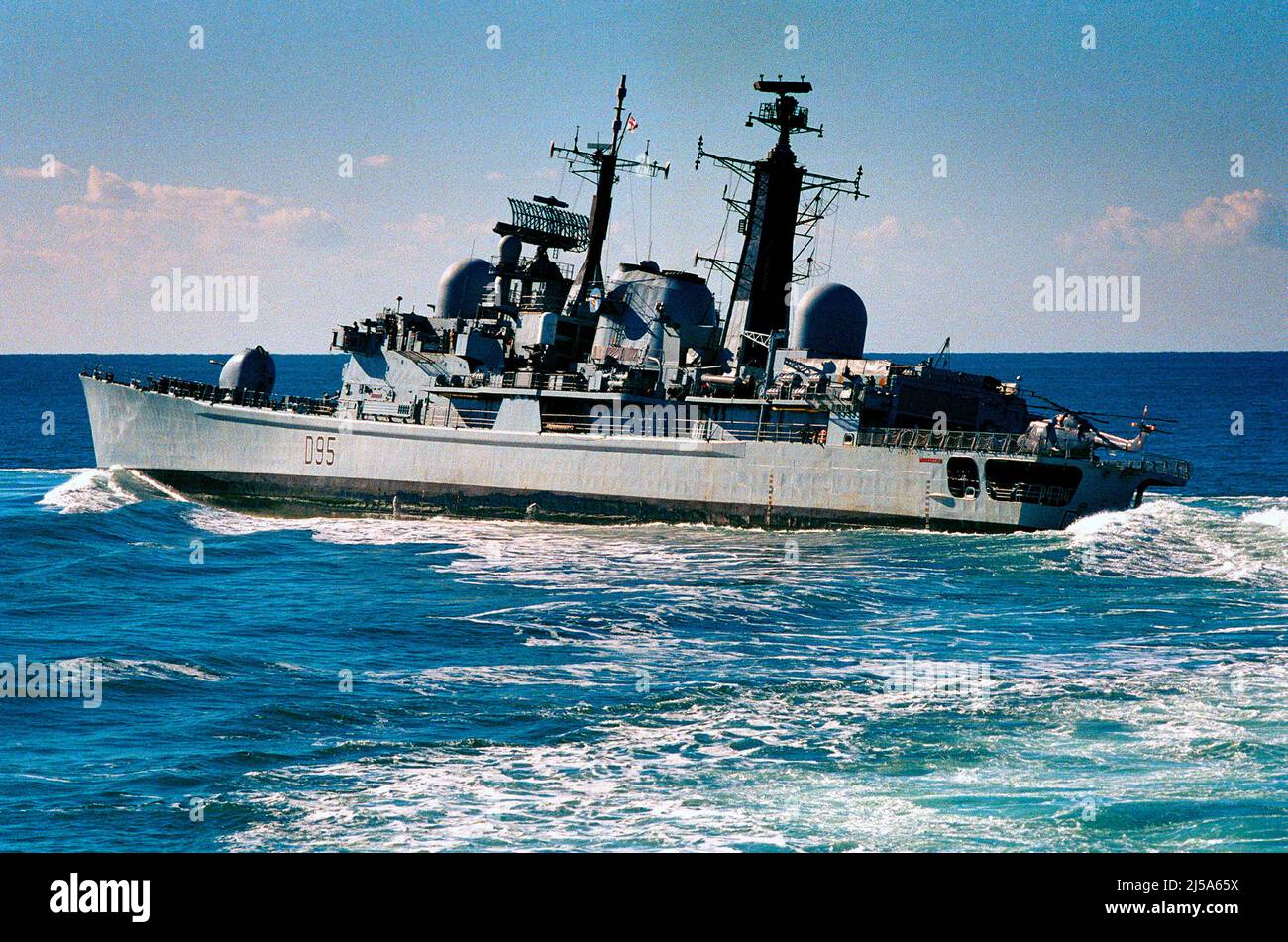 AJAXNETPHOTO. 5E OCT 1999. EN MER, CANAL. VIRAGE À GRANDE VITESSE - HMS MANCHESTER - DESTROYER DE TYPE 42 EFFECTUANT UN VIRAGE SERRÉ PENDANT LES JOURS DE MER DU STAFF COLLEGE. PHOTO :JONATHAN EASTLAND/AJAX REF :5441602 4 Banque D'Images
