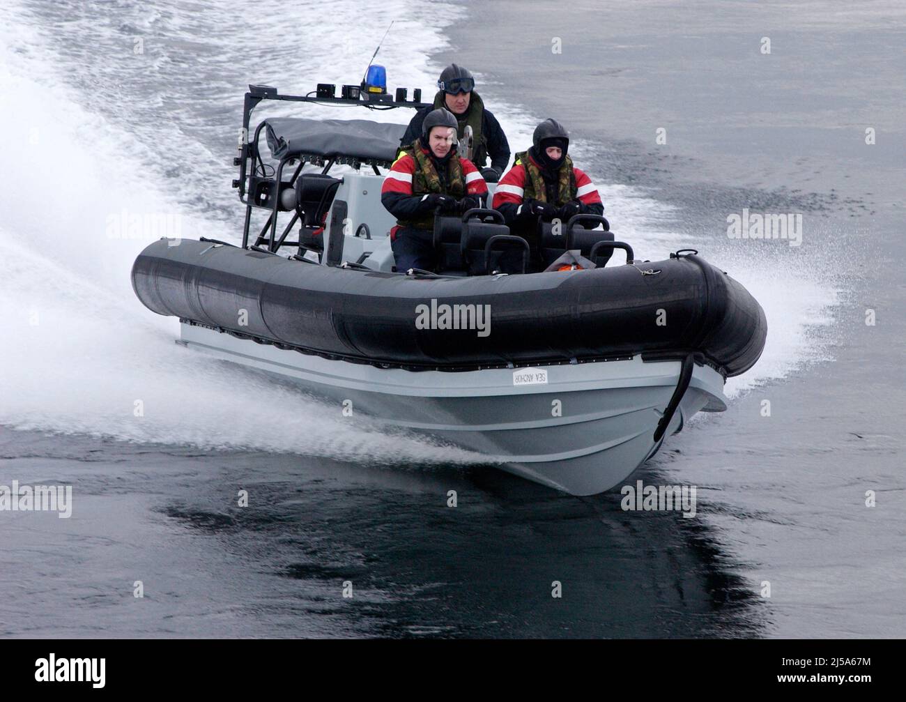 AJAXNETPHOTO. 1ST MAI 2008, LARGS, ÉCOSSE. - LE NOUVEAU DESTROYER DE TYPE 45, LE BATEAU GONFLABLE RIGIDE HAUTE VITESSE DE HULL (RHIB) D'ABOD, EST MIS À L'ÉPREUVE LORS D'ESSAIS EN MER PRÈS DES ÎLES DE L'OUEST. PHOTO:JONATHAN EASTLAND/AJAX REF:D1X80105_687 Banque D'Images