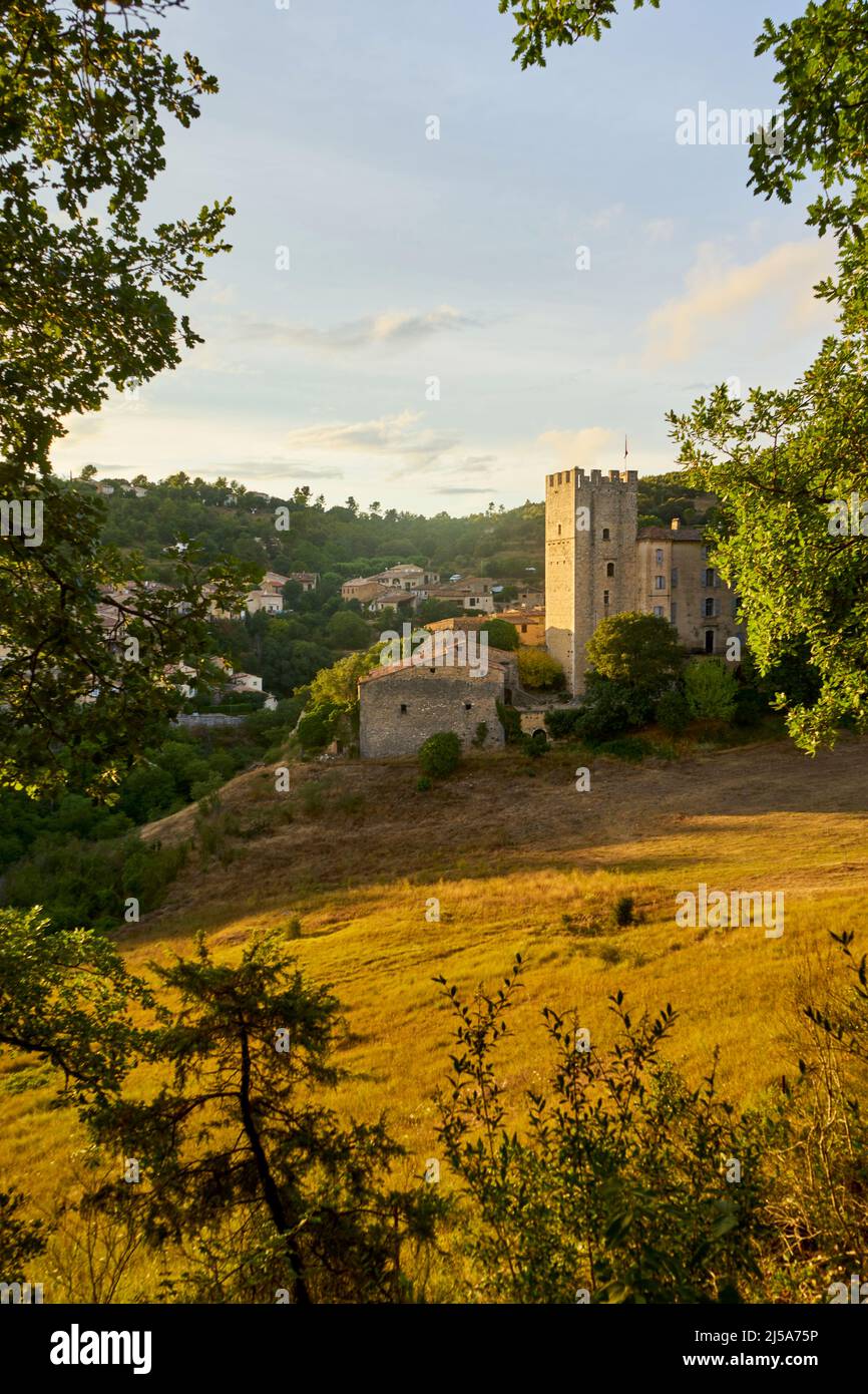 Vue sur le château de l'Esparron du Verdon en Provence dans le sud de la France au coucher du soleil . Banque D'Images