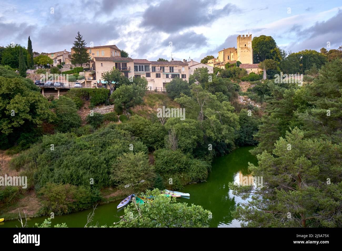 Le lac et l'ancien village Esparron du Verdon en Provence région Sud de la France. Banque D'Images