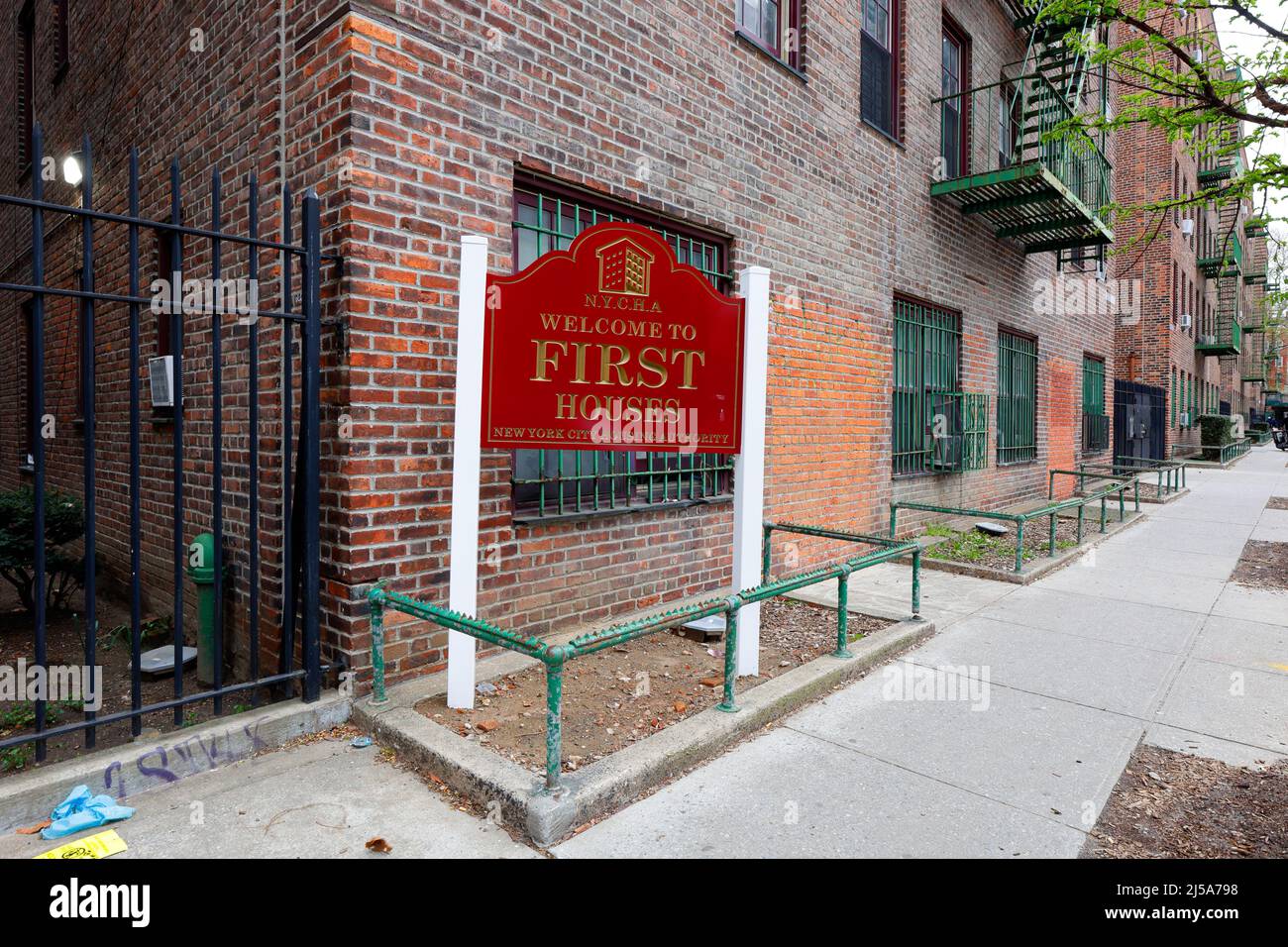 Signalisation pour New York City Housing Authority First Houses dans le quartier East Village à Manhattan, New York, NY Banque D'Images