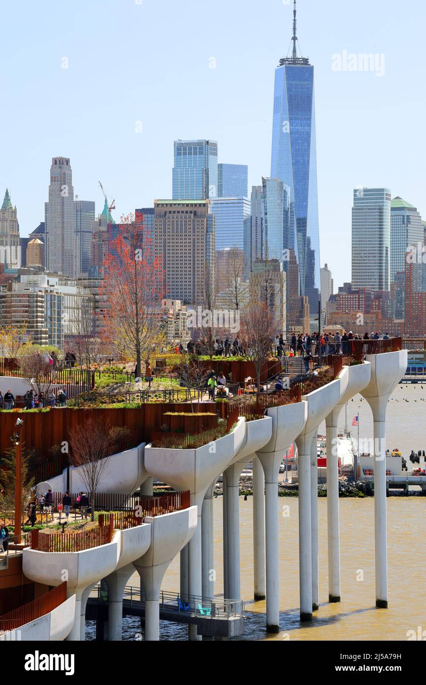 Little Island @ Pier 55. Un parc de 2,4 hectares au Hudson River Park à New York avec la Tour de la liberté et les gratte-ciel de Lower Manhattan en arrière-plan Banque D'Images