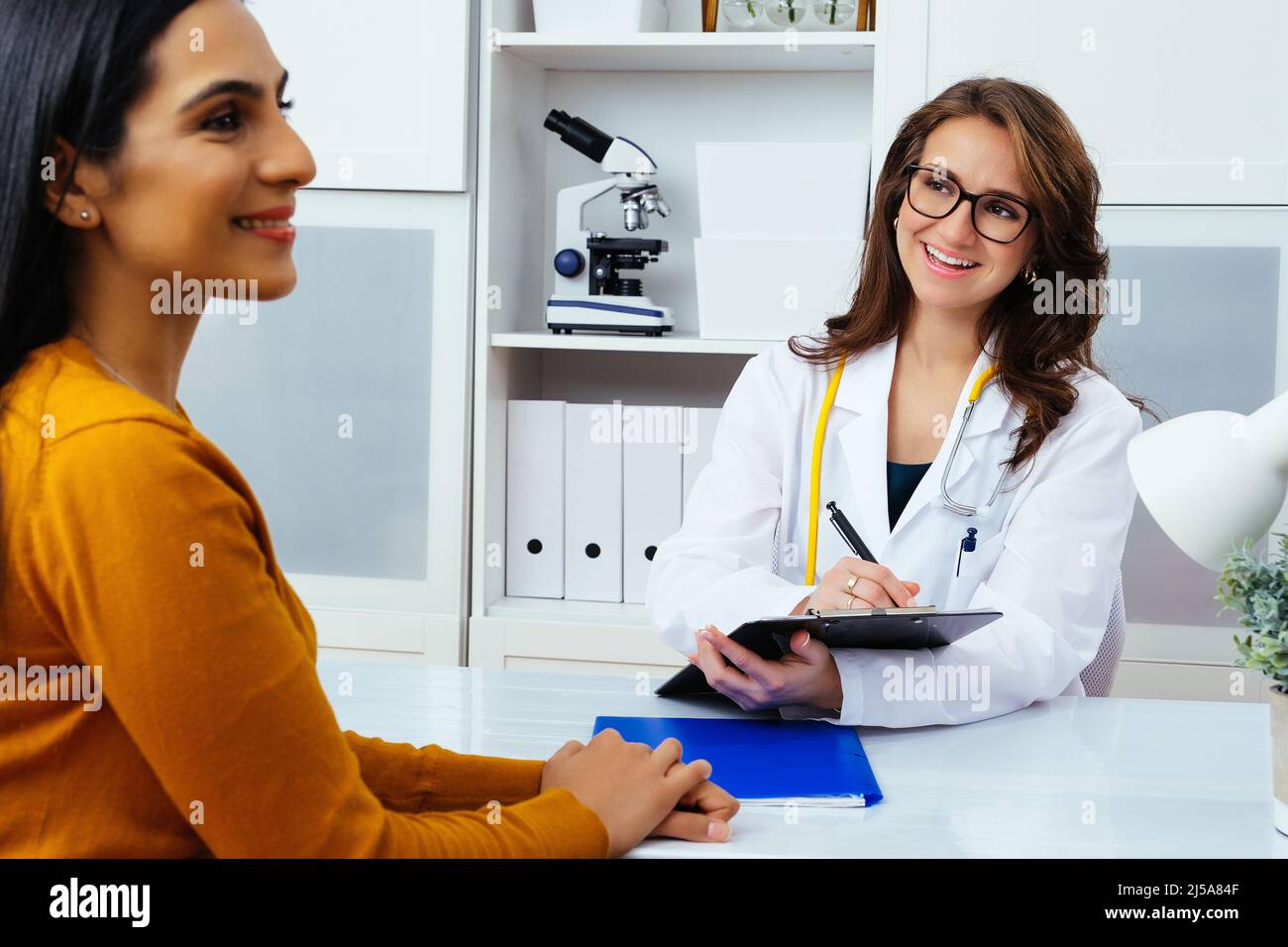 femme médecin médecin médecin médecin écrivant la prescription au patient à l'hôpital. industrie de la santé Banque D'Images