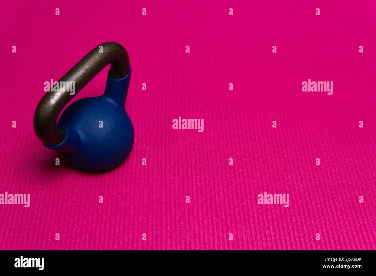 Espace kettlebell yoga bleu mat arrière-plan sport gym FIT, pour l'entraînement de style de vie dans l'objet pour la perte de violet, régime intérieur. Motivation gros plan actif Banque D'Images