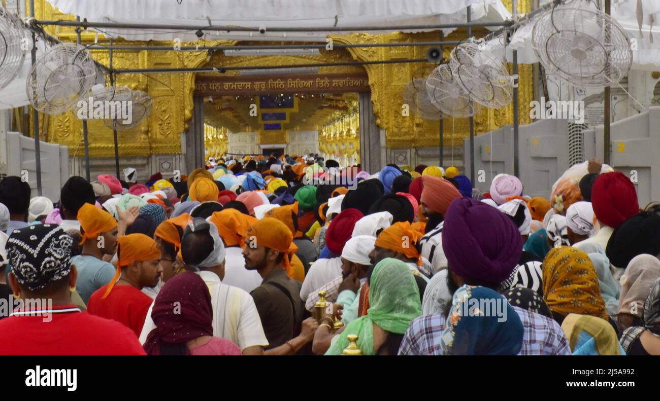 Inde. 21st avril 2022. AMRITSAR, INDE - AVRIL 21 : les dévotés paient l'obéissance à l'occasion du 400th anniversaire de naissance de Guru Teg Bahadur, au Temple d'Or, le 21 avril 2022 à Amritsar, Inde. (Photo par Sameer Sehgal/Hindustan Times/Sipa USA) crédit: SIPA US/Alay Live News Banque D'Images