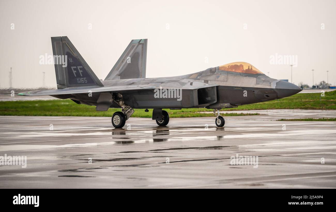 Un pilote de la US Air Force guide son F-22 Raptor vers une place de stationnement sur la ligne de vol de la base de la Garde nationale aérienne du Kentucky à Louisville, Ky., le 21 avril 2022. L’équipe de démonstration de Raptor à deux navires fera partie des faits saillants de l’exposition aérienne de cette année sur le tonnerre au-dessus de Louisville, qui aura lieu sur les rives de la rivière Ohio, au centre-ville de Louisville, le 23 avril. L'événement, qui célèbre le 75th anniversaire de la United States Air Force, devrait inclure plus de 30 avions militaires et civils, y compris le B-2 Spirit, C-17 Globemaster III, CV-22 Osprey, CH-53 Sea Stallion, F-16 Viper et U Banque D'Images