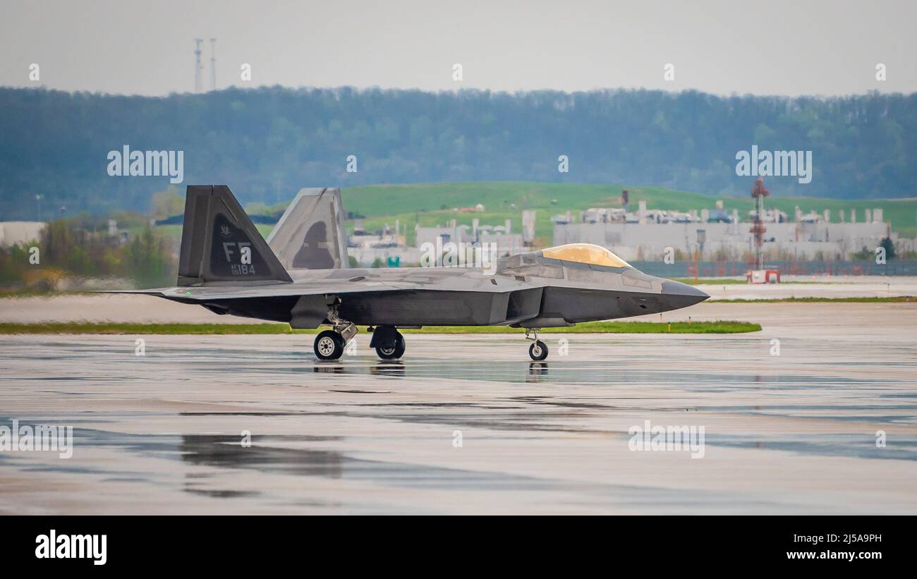 Un pilote de la US Air Force guide son F-22 Raptor vers une place de stationnement sur la ligne de vol de la base de la Garde nationale aérienne du Kentucky à Louisville, Ky., le 21 avril 2022. L’équipe de démonstration de Raptor à deux navires fera partie des faits saillants de l’exposition aérienne de cette année sur le tonnerre au-dessus de Louisville, qui aura lieu sur les rives de la rivière Ohio, au centre-ville de Louisville, le 23 avril. L'événement, qui célèbre le 75th anniversaire de la United States Air Force, devrait inclure plus de 30 avions militaires et civils, y compris le B-2 Spirit, C-17 Globemaster III, CV-22 Osprey, CH-53 Sea Stallion, F-16 Viper et U Banque D'Images