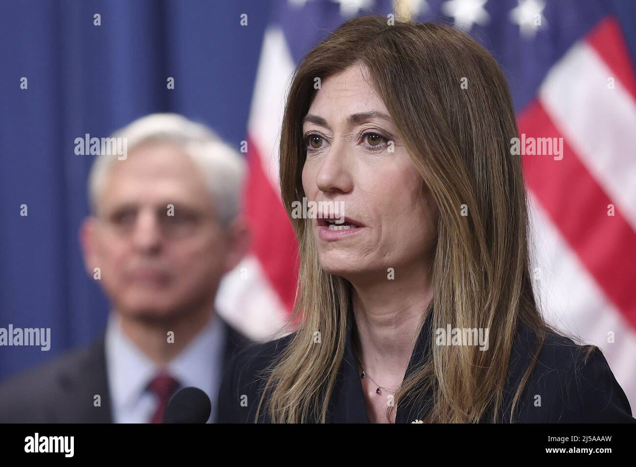 ÉTATS-UNIS. 21st avril 2022. L'administrateur de la Drug Enforcement Administration, Anne Milgram (R), accompagnée du procureur général des États-Unis Merrick Garland (L), répond aux questions sur l'extradition et le déboucellement d'un acte d'accusation qui a accusé l'ancien président hondurien Juan Orlando Hernandez de participer à un complot d'importation de cocaïne et à des infractions liées aux armes à feu, Au ministère de la Justice à Washington, DC, le jeudi 21 avril 2022. L'accusation allègue que Hernandez a conspiré avec certains des trafiquants de drogue les plus violents dans le monde pour faire le trafic de centaines de milliers de kilogrammes de CO Banque D'Images