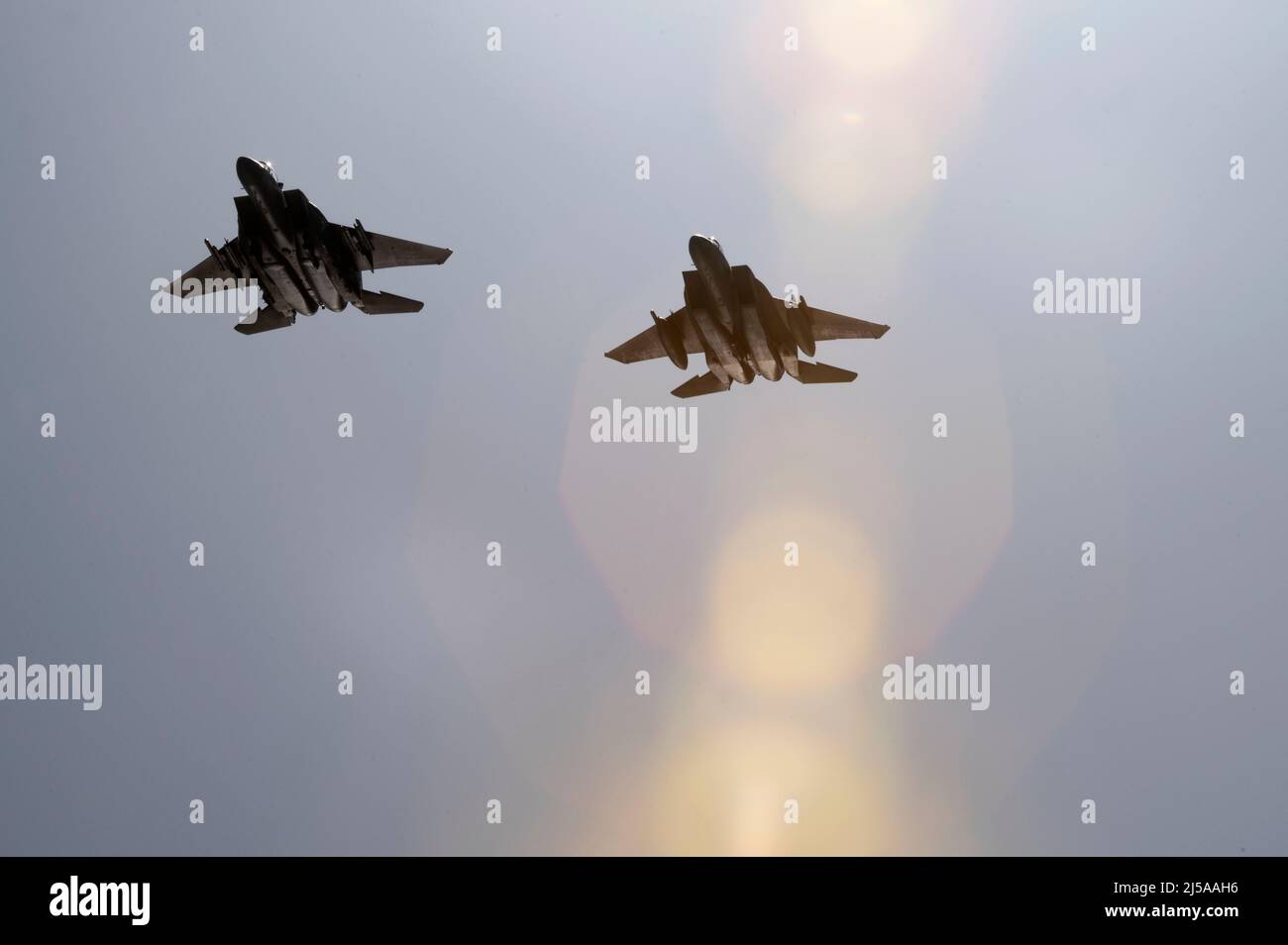 Deux pygargues F-15E, affectés à l’Escadron d’essais et d’évaluation 85th, Eglin AFB, Floride, survolent lors de la cérémonie du 80th anniversaire des Raiders Doolittle, le 18 avril 2022, à l’île Okaloosa. Plus de 14 avions, y compris les bombardiers moyens B-25, qui ont participé au RAID de Doolittle, ont procédé à une revue aérienne au-dessus de l'île Okaloosa, en Floride, à la suite d'une cérémonie officielle en l'honneur des participants à l'opération aérienne. (É.-U. Photo de la Force aérienne par le premier Airman Jonathan Valdes Montijo) Banque D'Images