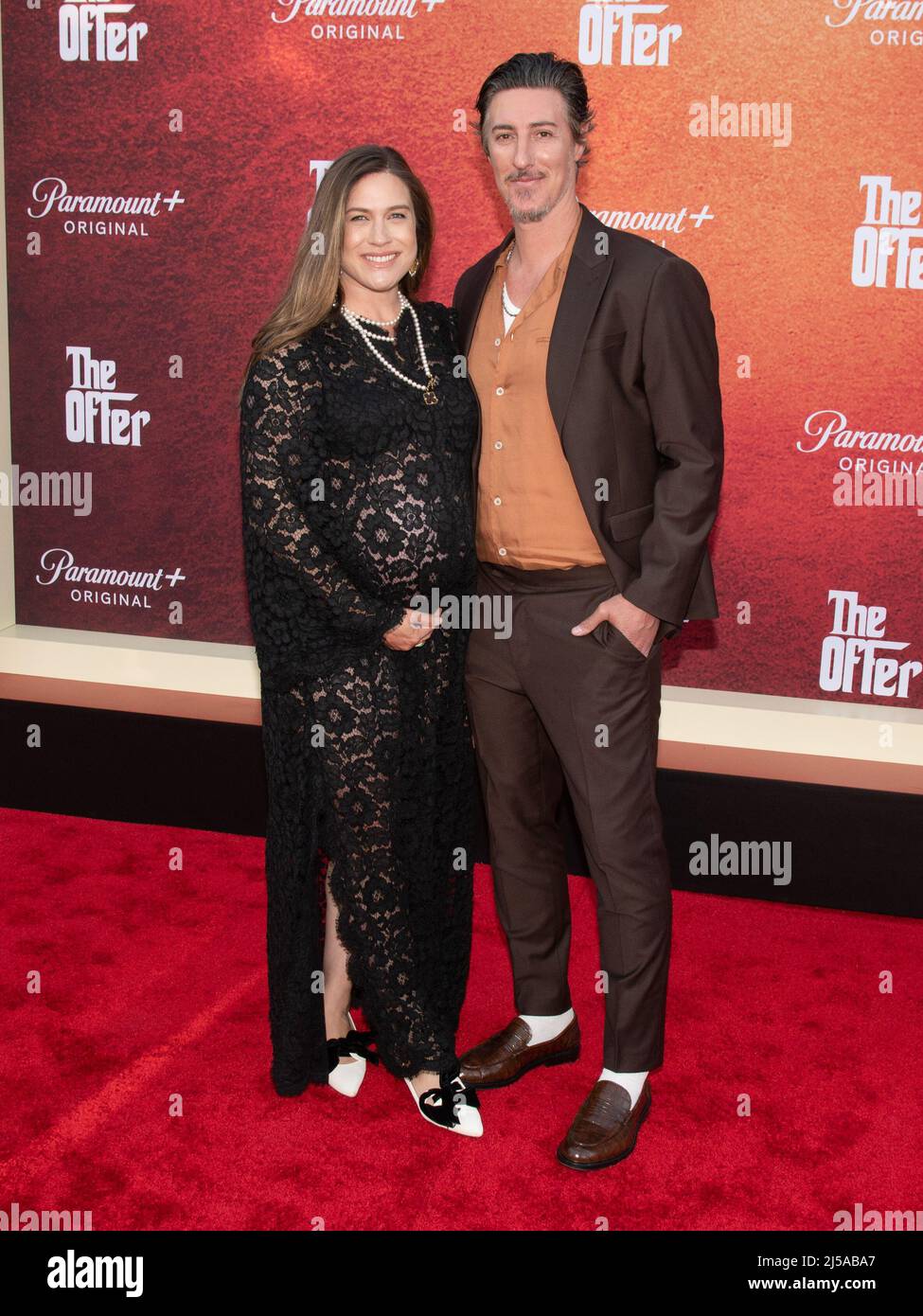 20 avril 2022, Los Angeles, Californie, Etats-Unis: Erin Chiamulon et Eric Balfour assistent à la première de Los Angeles de la nouvelle série Paramount plus ''l'offre' (image de crédit: © Billy Bennight/ZUMA Press Wire) Banque D'Images