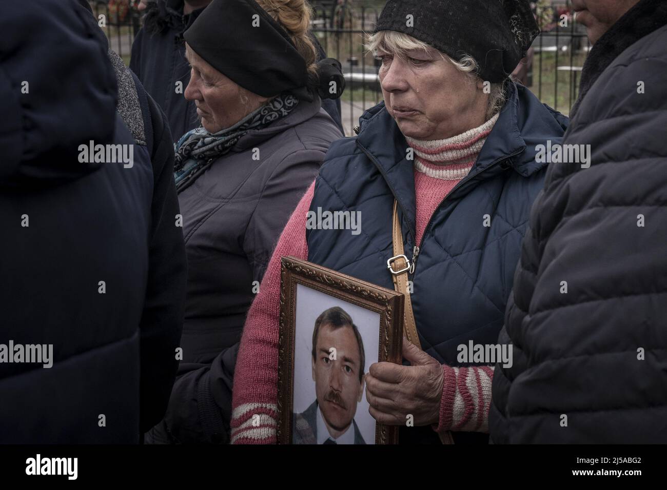 Bucha, Ukraine. 21st avril 2022. Natalia Maznychenko, 57 ans, tient un portrait de son mari, Vasyl Maznychenko, 60 ans, dans un cimetière de Bucha, en Ukraine, le jeudi 21 avril 2022. Vasyl a été tué par un shrapnel lorsqu'une explosion a frappé près de leur maison. Le président russe Vladimir Poutine a revendiqué le succès à Marioupol, mais a ordonné aux troupes de ne pas prendre d’assaut une usine d’acier où les combattants ukrainiens ont continué à résister et ont refusé de se rendre. Photo de Ken Cedeno/UPI crédit: UPI/Alay Live News Banque D'Images