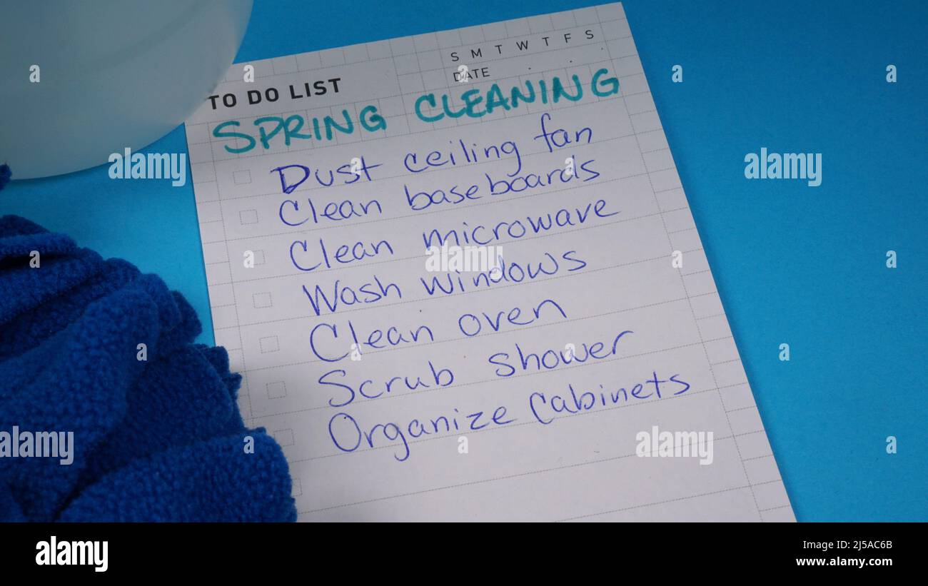 Pour faire la liste des tâches pour le nettoyage de printemps dans la maison. Banque D'Images
