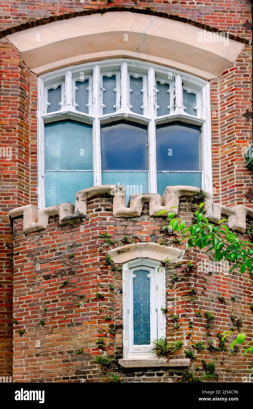 Le détail de l’église catholique St. Joseph est photographié, le 15 avril 2022, à Mobile, Alabama. L'église gothique du renouveau a été construite en 1907. Banque D'Images