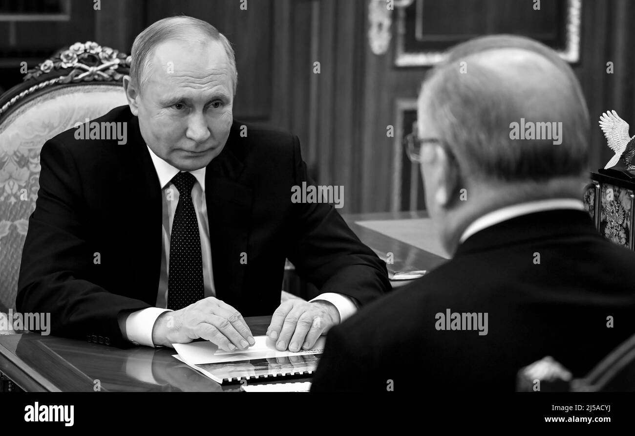 Le président russe Vladimir Poutine a eu une réunion de travail avec le président de la Transneft Nikolai Tokarev joint stock Company Transneft (russe : Транснефть) est une société de transport par pipeline contrôlée par l'État dont le siège est à Moscou, en Russie. C'est la plus grande compagnie de pipeline de pétrole dans le monde. Transneft exploite plus de 70 000 kilomètres (43 000 milles) de pipelines et transporte environ 80 % du pétrole et 30 % des produits pétroliers produits en Russie. La société est dirigée par Nikolay Tokarov. PHOTO: Le Kremlin Banque D'Images