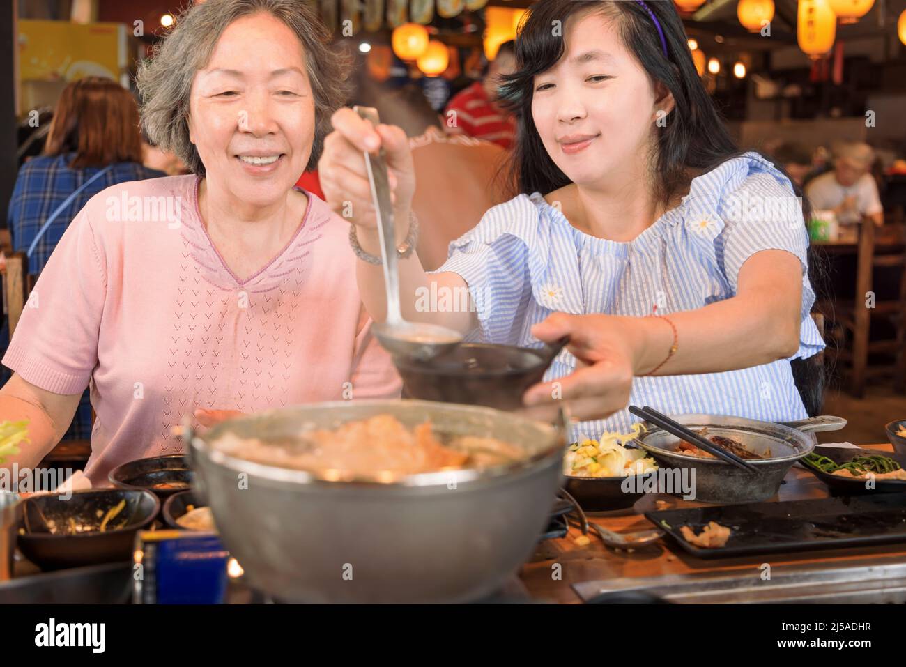 Bonne mère et bonne fille célébrant la fête des mères au restaurant Banque D'Images