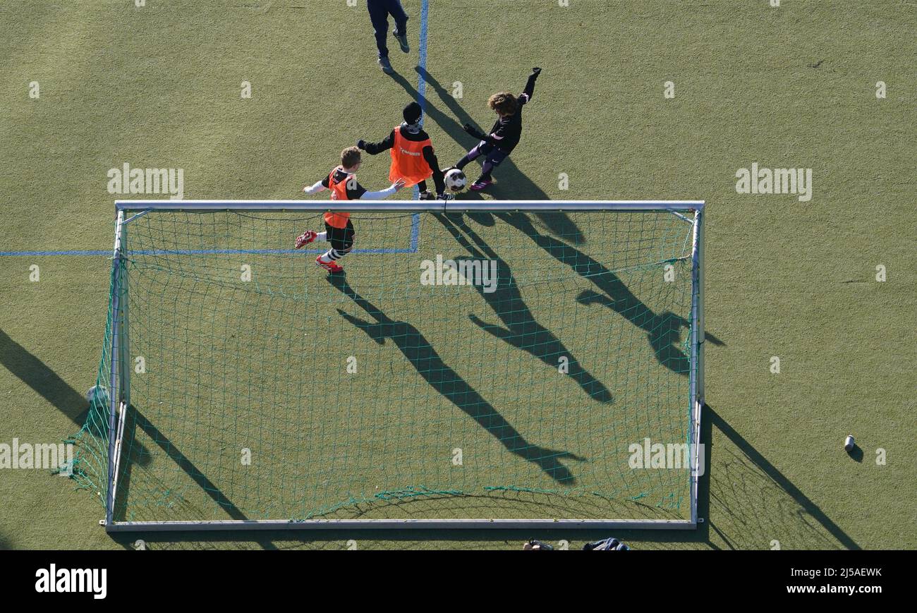 Hambourg, Allemagne.28th janvier 2022.Les enfants jouent au football sur un terrain de gazon artificiel.Credit: Marcus Brandt/dpa/Alay Live News Banque D'Images