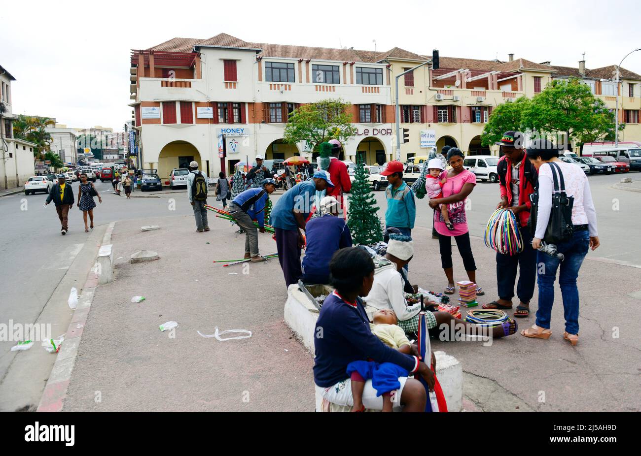 Le centre-ville animé le long de l'Av. de l'indépendance à Antananarivo, Madagascar. Banque D'Images