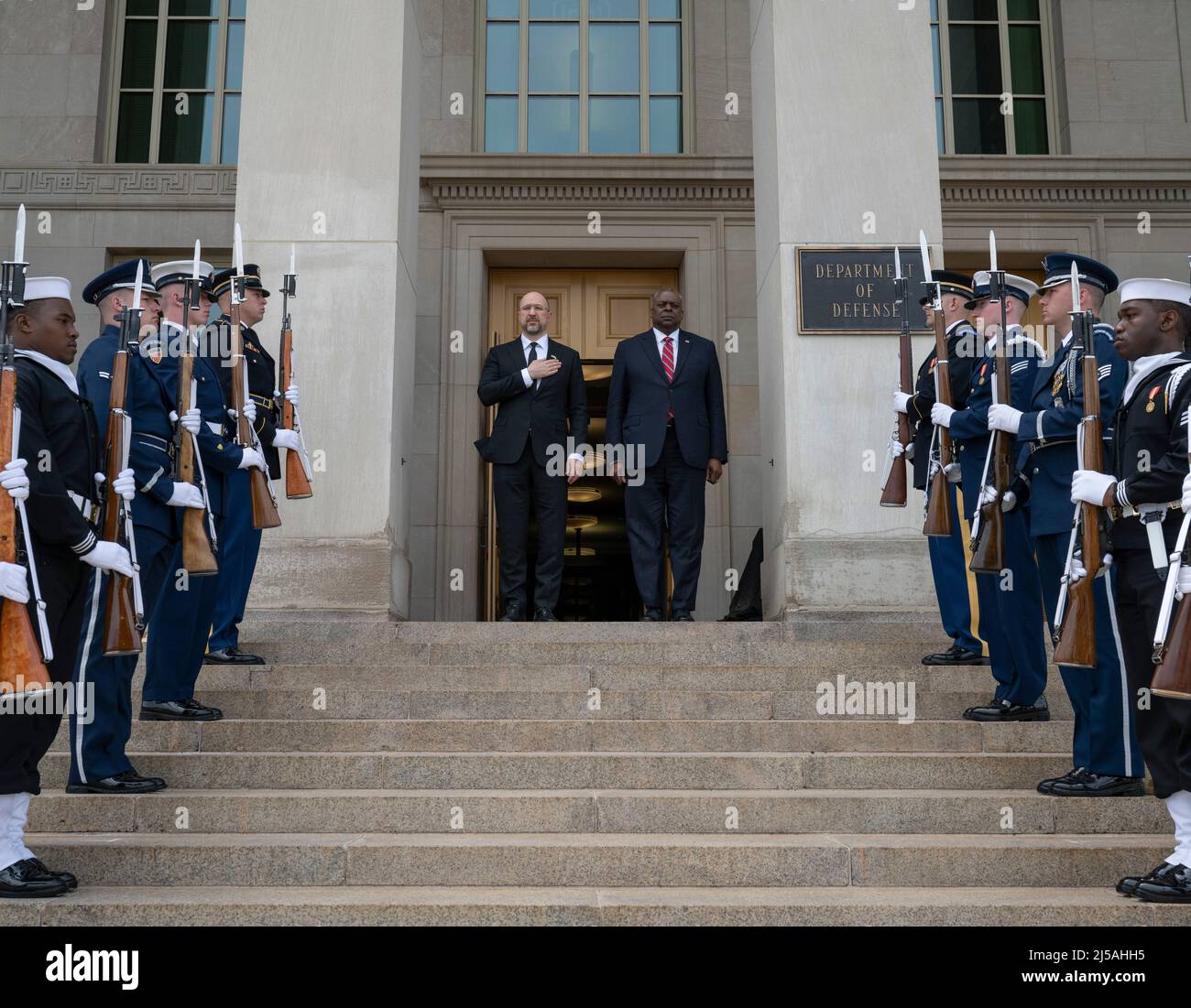 Arlington, États-Unis d'Amérique. 14th mars 2022. Arlington, États-Unis d'Amérique. 14 mars 2022. Le secrétaire américain à la Défense Lloyd J. Austin III, à droite, représente le jeu des hymnes nationaux avec le premier ministre ukrainien Denys Shmyhal lors de la cérémonie d'arrivée au Pentagone, le 21 avril 2022 à Arlington, en Virginie. Crédit : SSTGT. Brittany Chase/DOD/Alamy Live News Banque D'Images