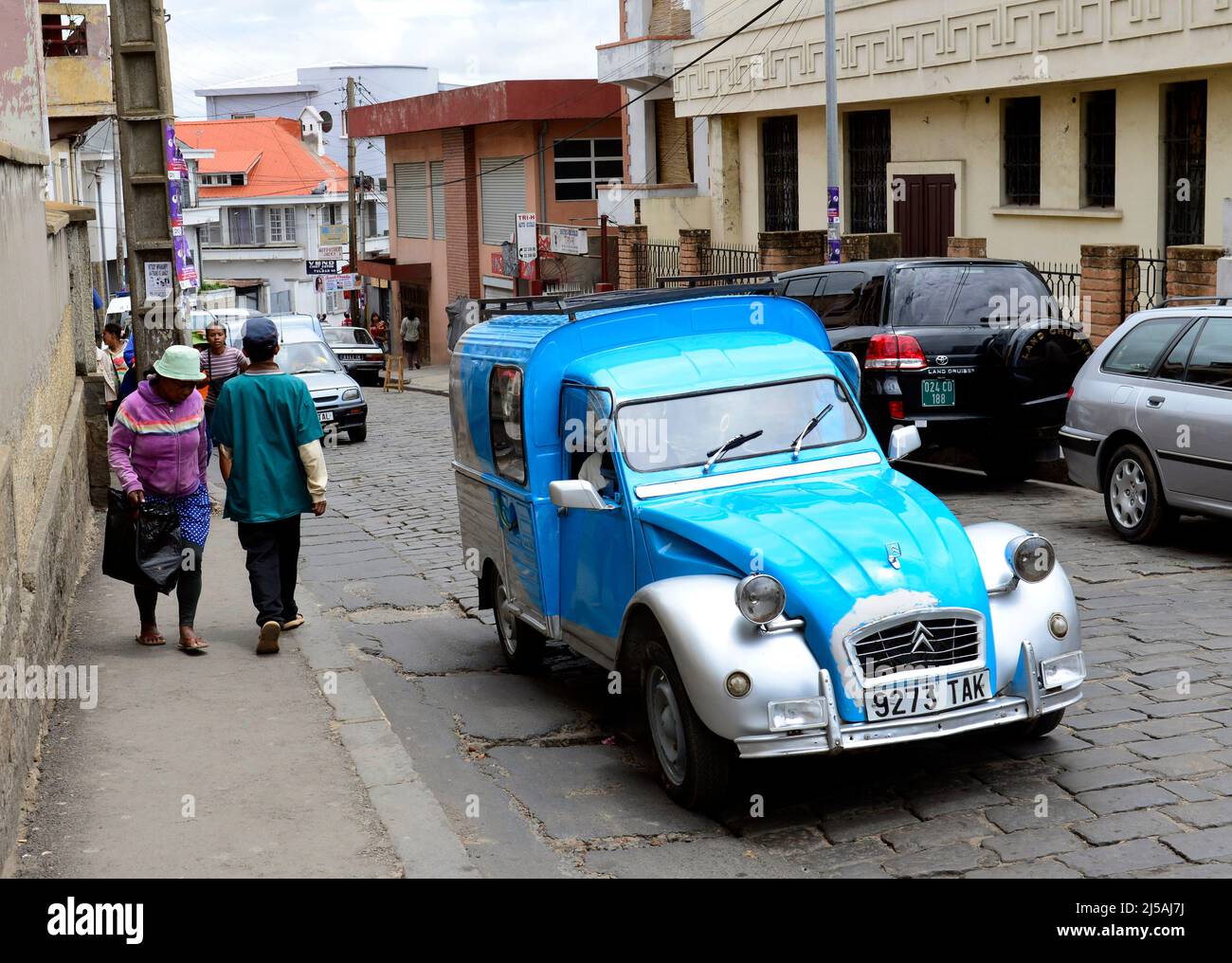 Citroën Acadiane voitures commerciales sur le marché d'Antananarivo, Madagascar. Banque D'Images