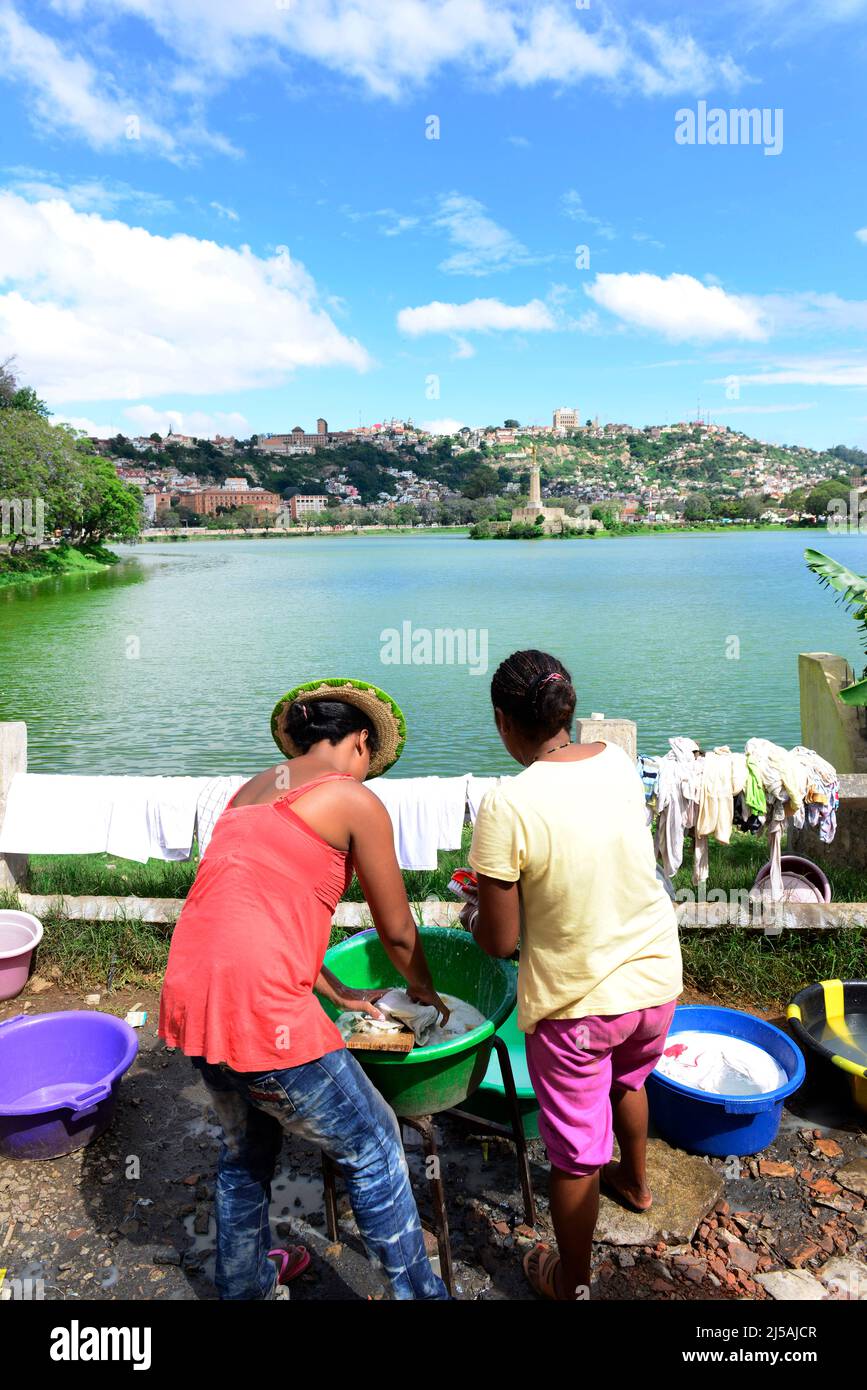 Les femmes malgaches lavent des vêtements près du lac Anosy à Antananarivo, Madagascar. Banque D'Images