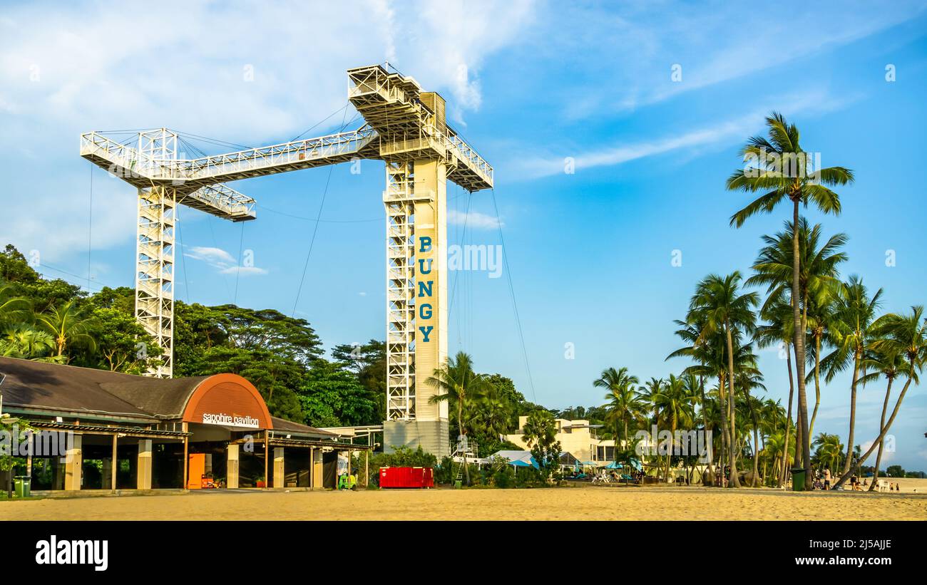 Saut à l'élastique au large de la tour de 50 mètres du Skypark Sentosa Bungy à Singapour. Banque D'Images