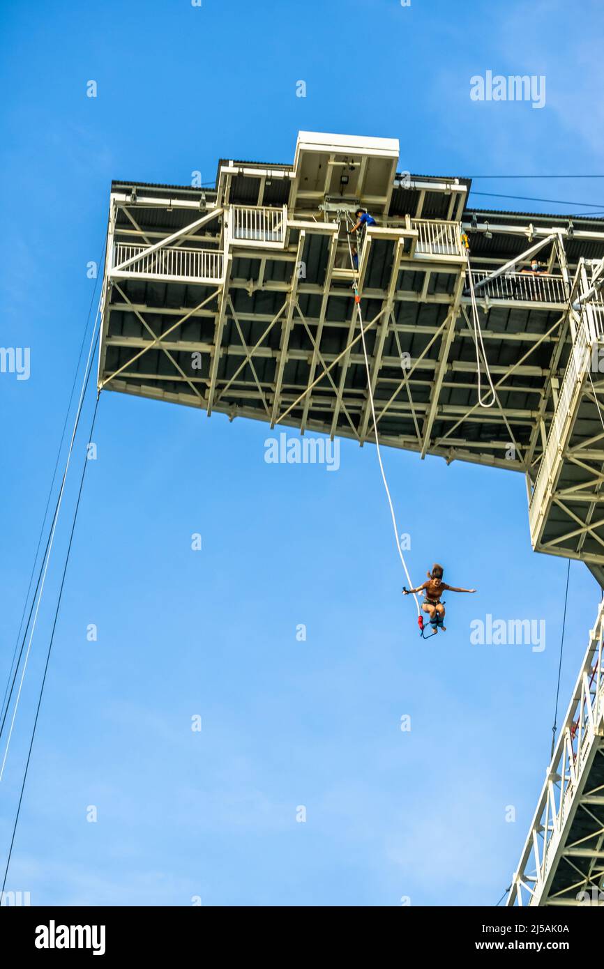 Saut à l'élastique au large de la tour de 50 mètres du Skypark Sentosa Bungy à Singapour. Banque D'Images