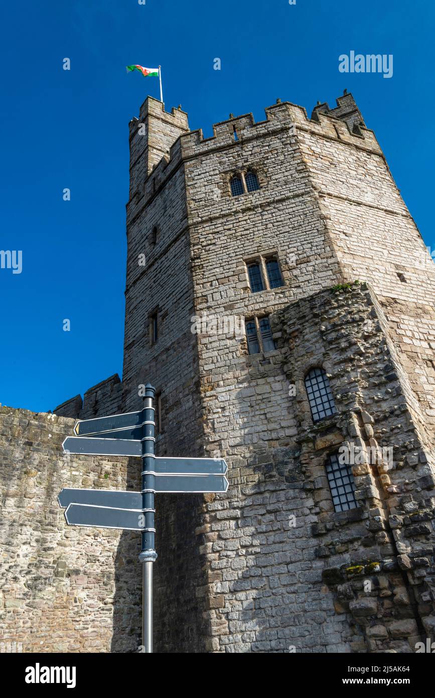 L'un des plus grands bâtiments du Moyen-âge, le drapeau gallois volant haut, énorme structure, spectaculaire archtecture.tours polygonales, statues d'aigle Banque D'Images