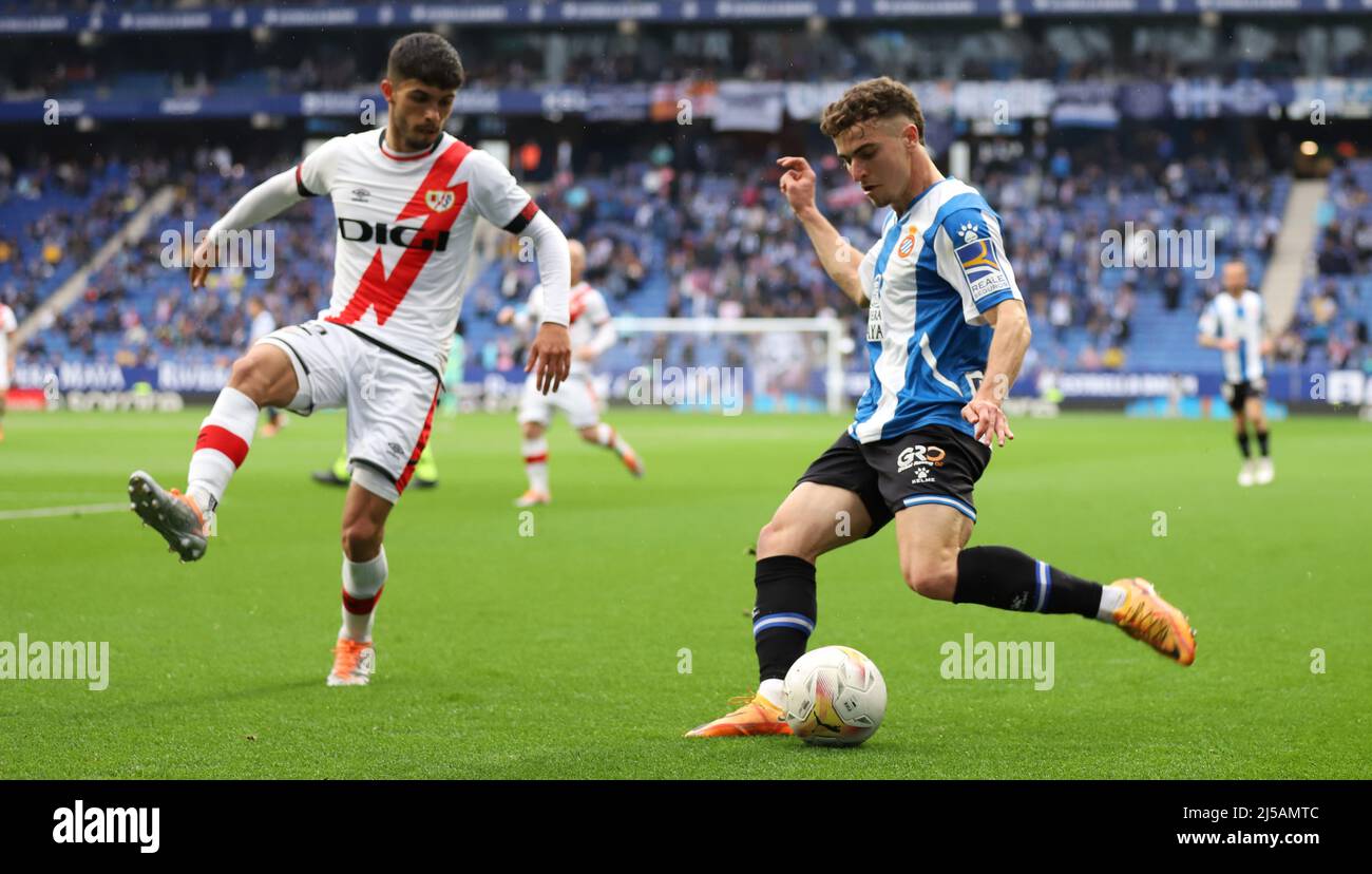 Sabadell, Barcelone, Espagne. 21st avril 2022. Barcelone Espagne 21.04.2022 Adria Pedrosa (Espanyol Barcelone) et Mario Hernandez (Rayo Vallecano) se battent pour le ballon pendant la Liga Santander entre Espanyol et Celta Vigo au stade RCDE le 21 avril 2022 à Barcelone. (Credit image: © Xavi Urgeles/ZUMA Press Wire) Credit: ZUMA Press, Inc./Alamy Live News Banque D'Images