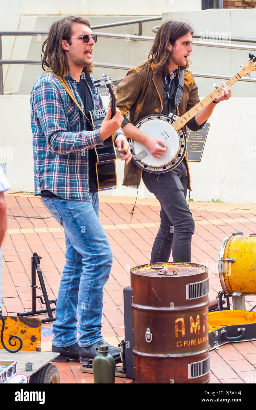 Deux jeunes musiciens au Tamworth 2022 Festival. Banque D'Images