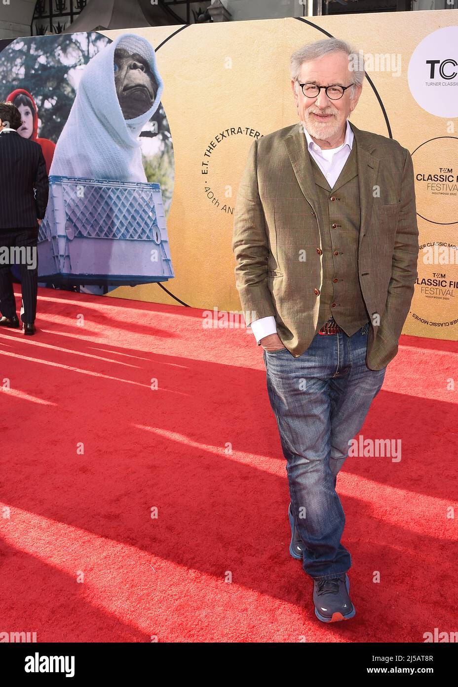 Steven Spielberg marche sur le tapis rouge au Festival du film classique de TCM 2022 - projection du 40th anniversaire de 'E.T., l'extra-terrestre' au TCL Chinese Theatre de Los Angeles, CA, le 21 avril 2022. (Photo de Scott Kirkland/Sipa USA) Banque D'Images