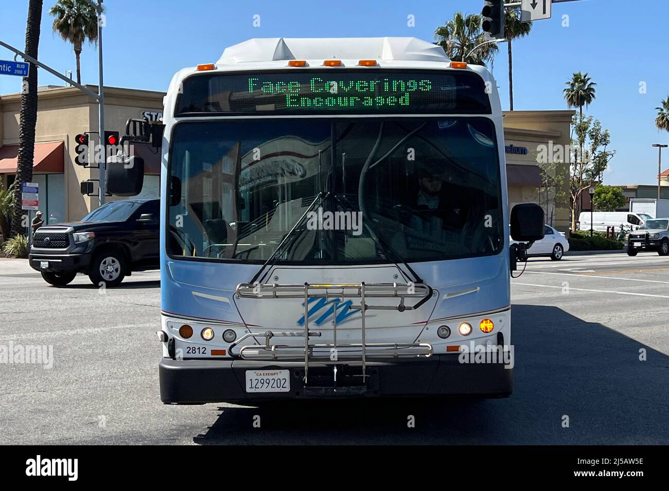 Un message "couvre-visage encouragé" dans un bus de Montebello bus Lines, jeudi 21 avril 2022, dans le quartier de Monterey Park à Los Angeles. Banque D'Images