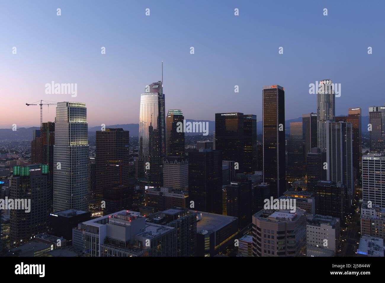 Une vue aérienne de Los Angeles, y compris le Wilshire Grand Centre, la US Bank Tower (Library Tower), Aon Center et la City National Bank, Banque D'Images