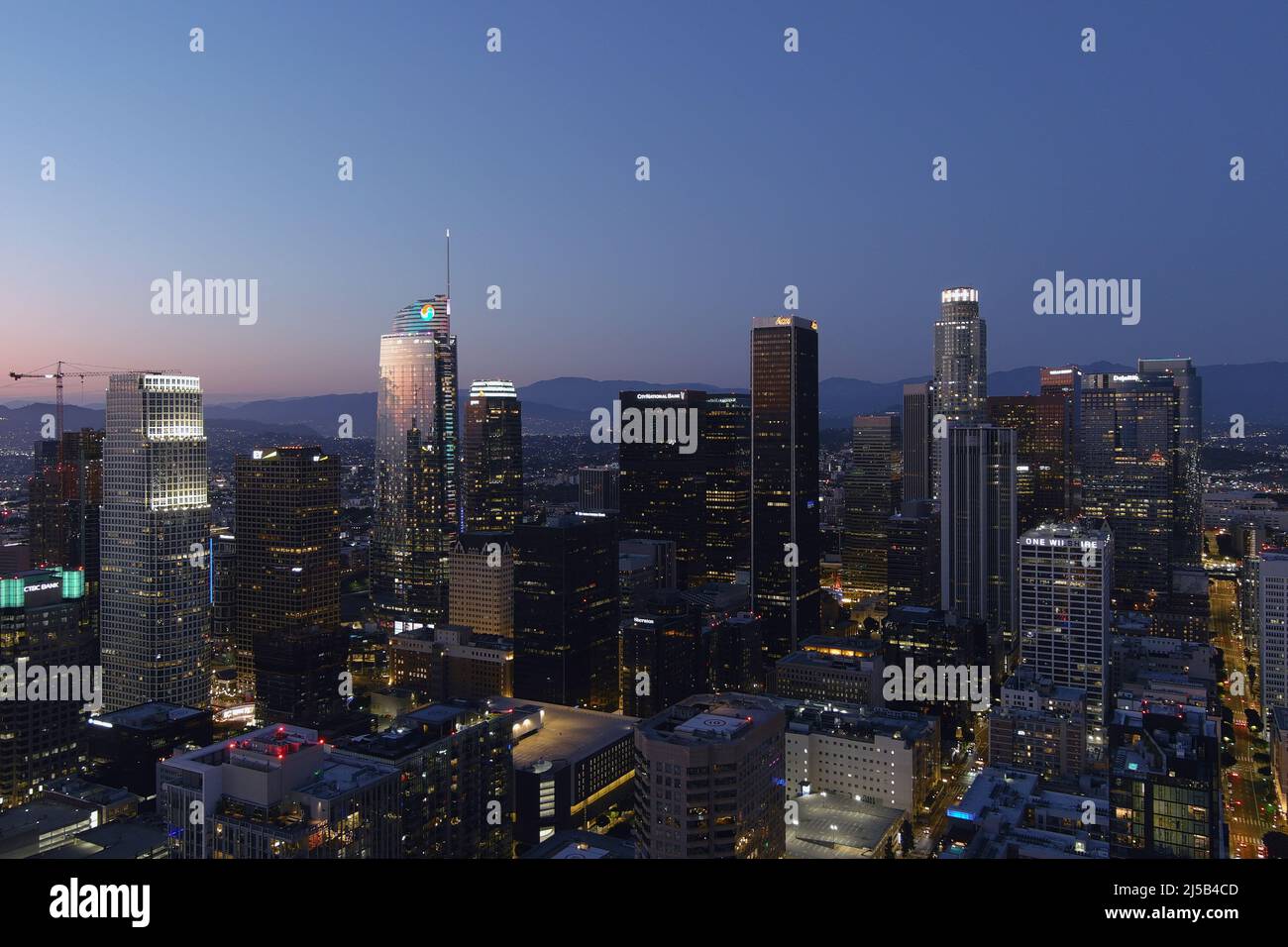 Une vue aérienne de Los Angeles, y compris le Wilshire Grand Centre, la US Bank Tower (Library Tower), Aon Center et la City National Bank, Banque D'Images