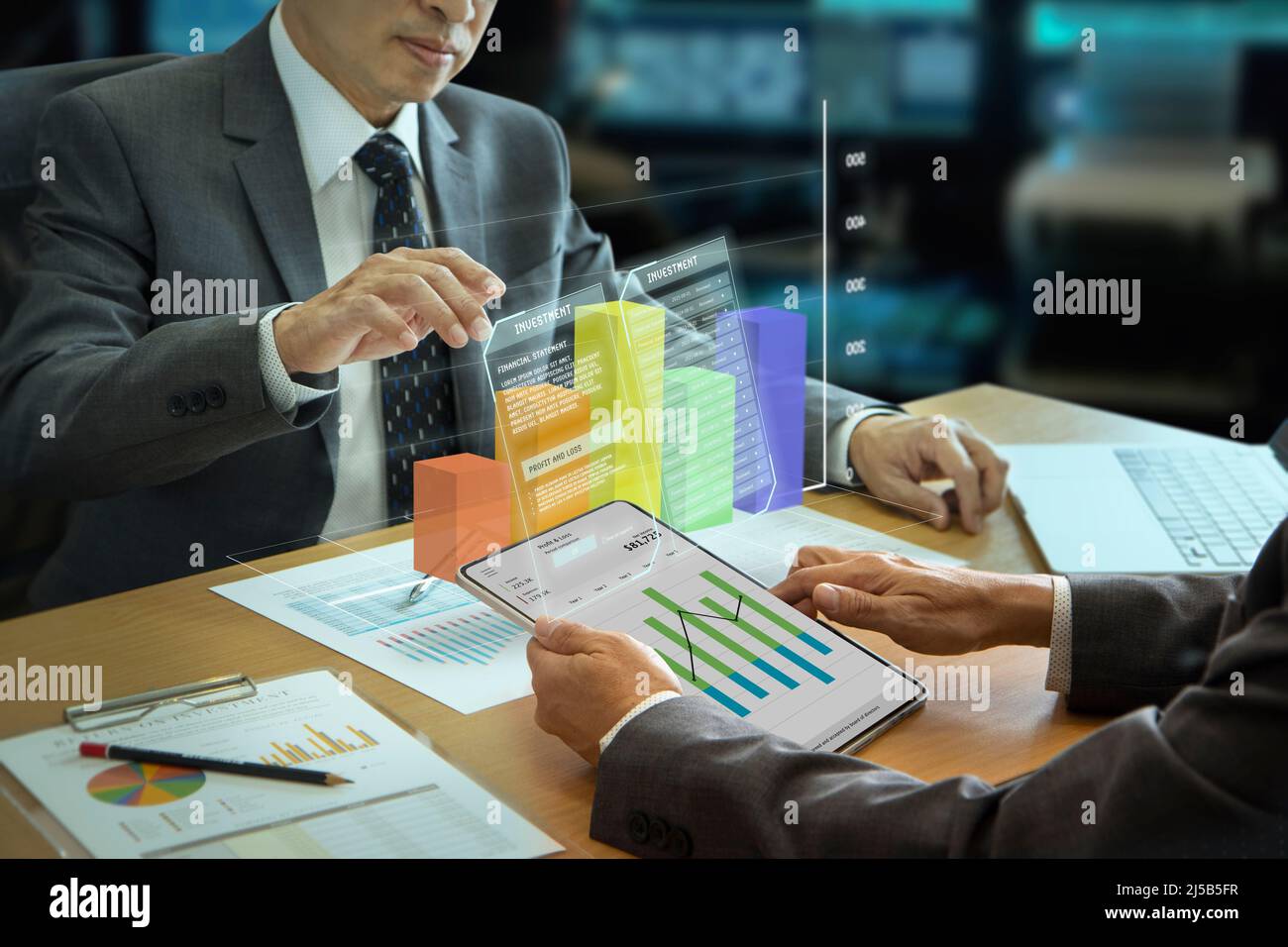 Les hommes d'affaires asiatiques interagissent avec le graphique à barres tridimensionnel de réalité augmentée tout en analysant le retour sur investissement et les performances de l'entreprise Banque D'Images