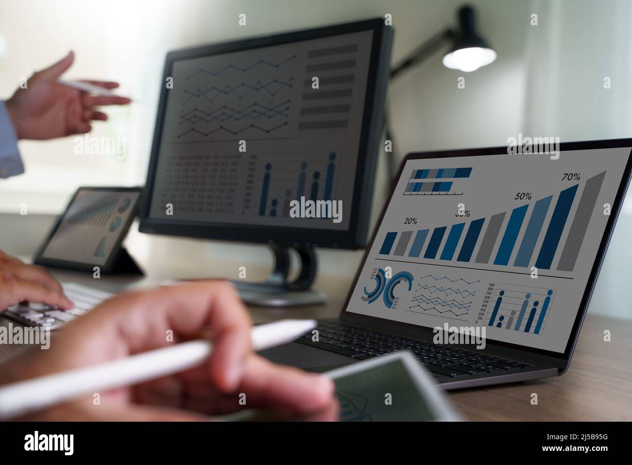 Analyse homme d'affaires avec graphiques technologie d'analyse et croissance financière documents d'affaires Banque D'Images