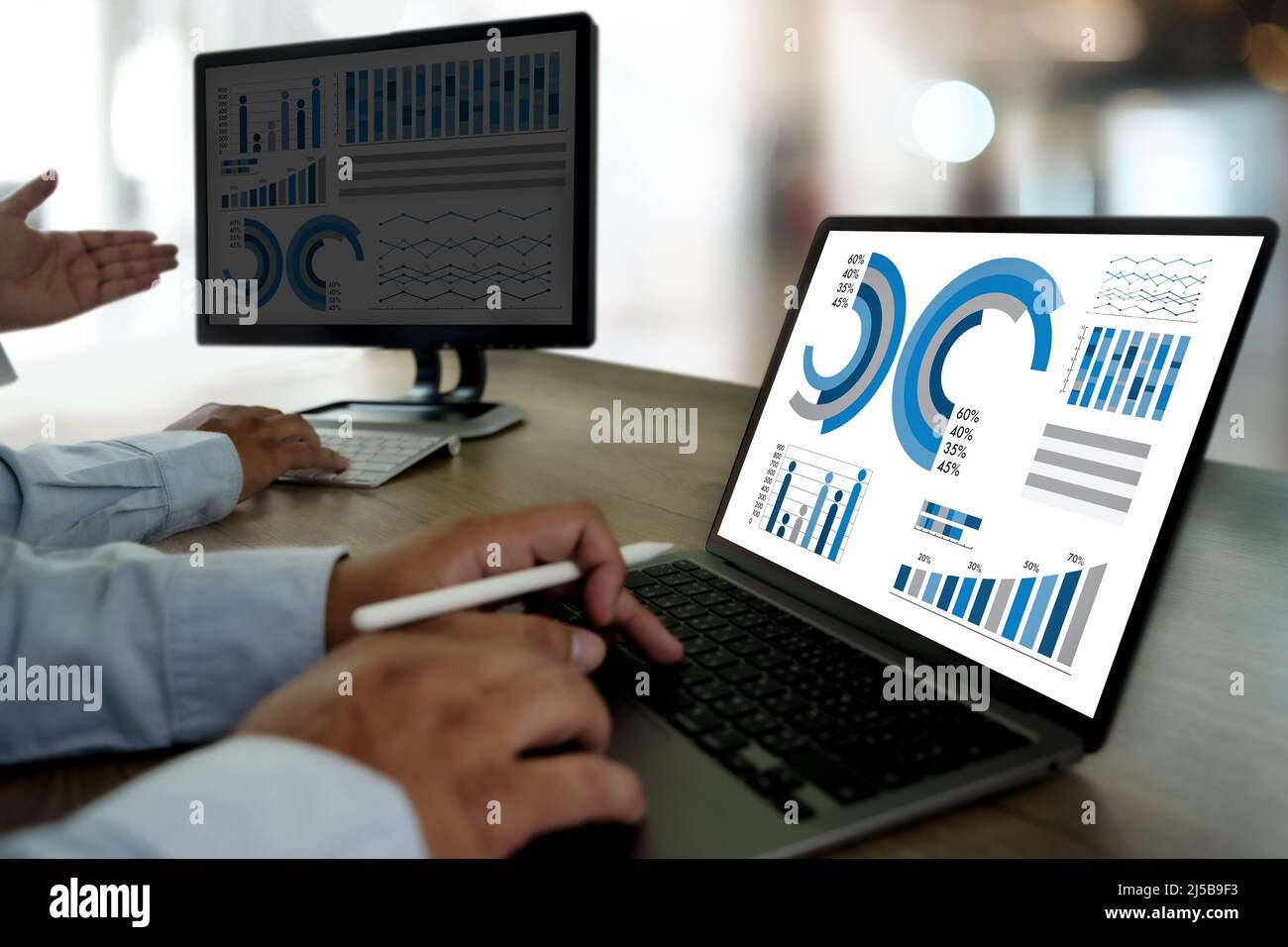 Analyse homme d'affaires avec graphiques technologie d'analyse et croissance financière documents d'affaires Banque D'Images