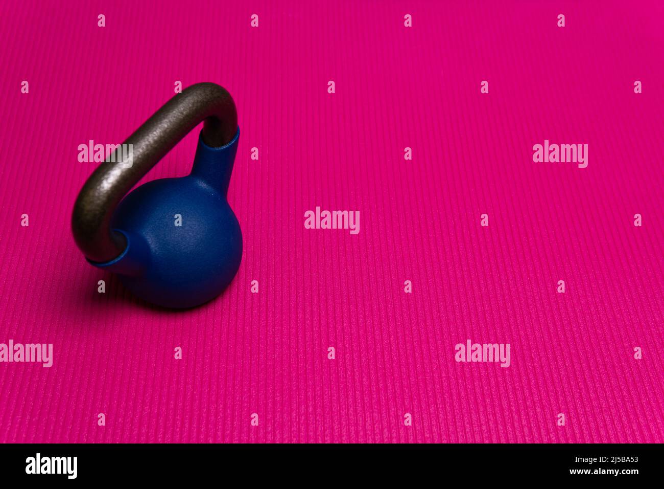 Yoga mat espace bleu kettlebell fond sport gym sain, concept sain style de vie équipement de fitness dans le muscle pour violet concept, au-dessus de l'intérieur Banque D'Images