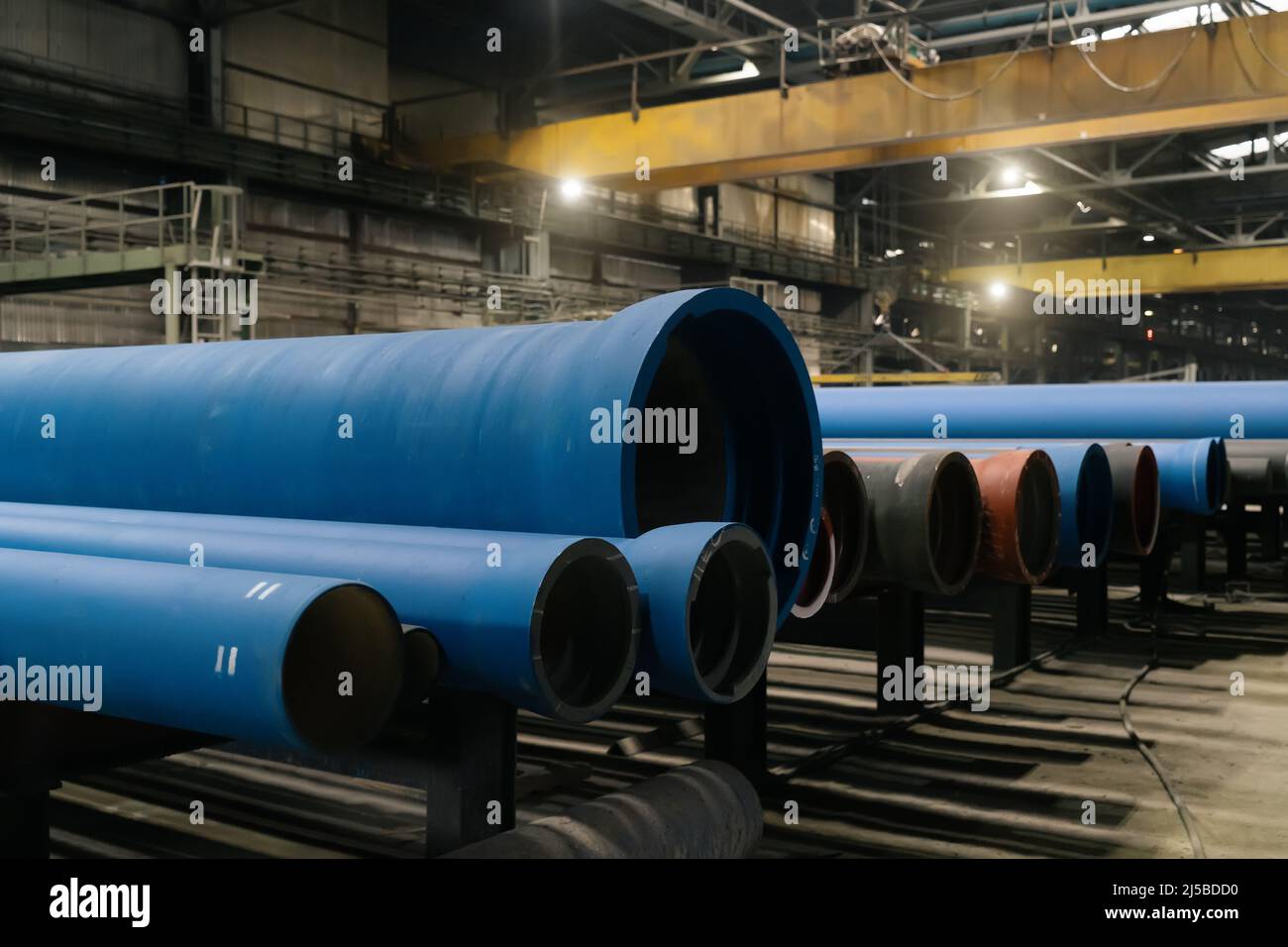 Nouveaux tuyaux en métal uniquement fabriqués pour les tuyaux d'eau en usine. Banque D'Images