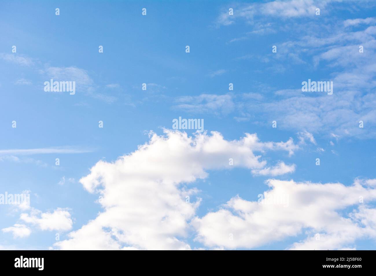 Ciel nocturne avec de petits nuages, un coucher de soleil clair. Banque D'Images