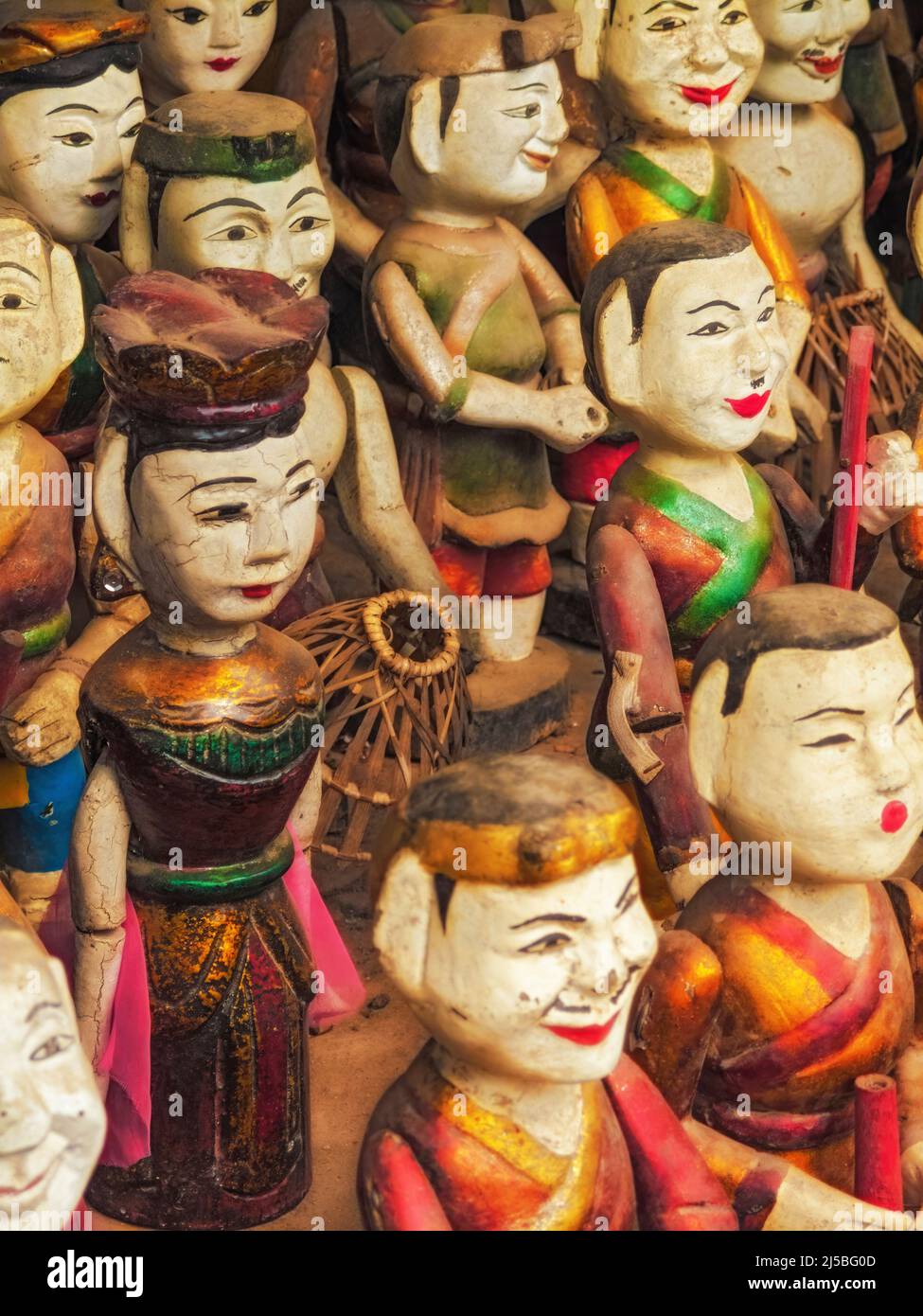 Collection de marionnettes de soldat en bois à vendre sur un marché au Vietnam Banque D'Images