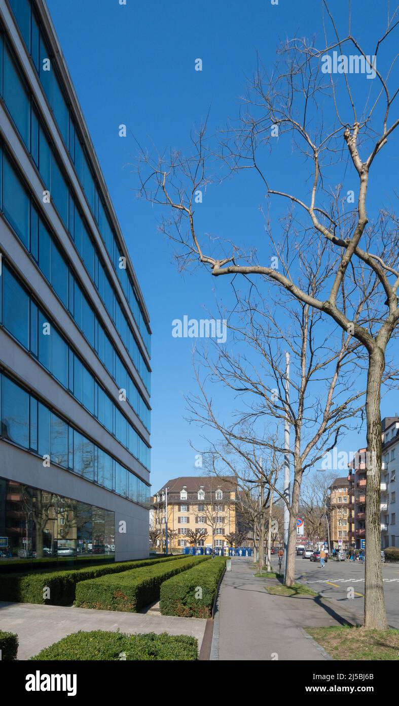 Zurich, Suisse - mars 5th 2022 : architecture moderne dans un quartier historique du logement. Banque D'Images
